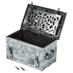 Boîte solide allemande du 17ème siècle en acier et fer décorée de façon ornementale