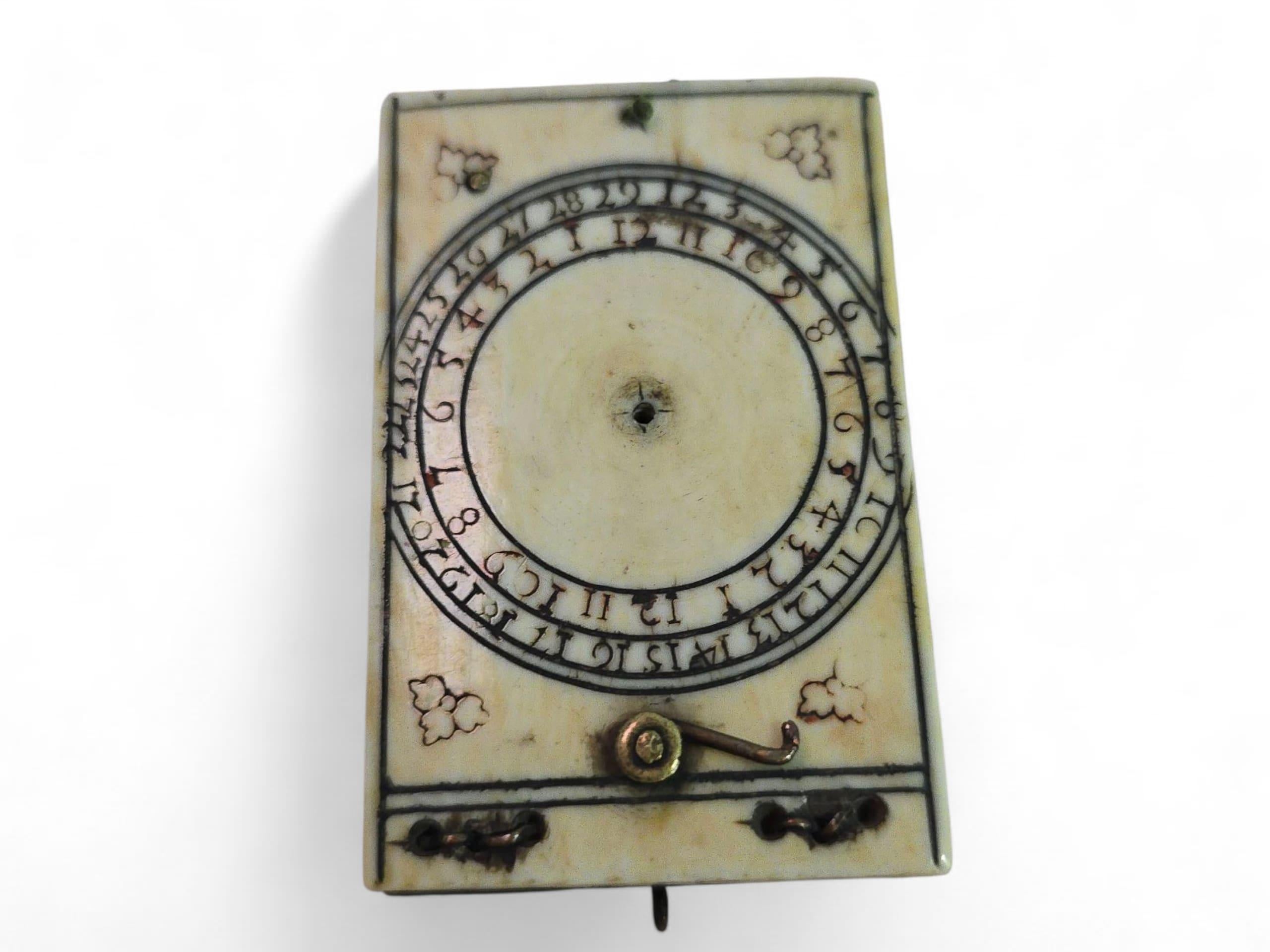 Début du XVIIe siècle Cadran solaire portatif allemand en ivoire du 17e siècle - probablement Nuremberg en vente
