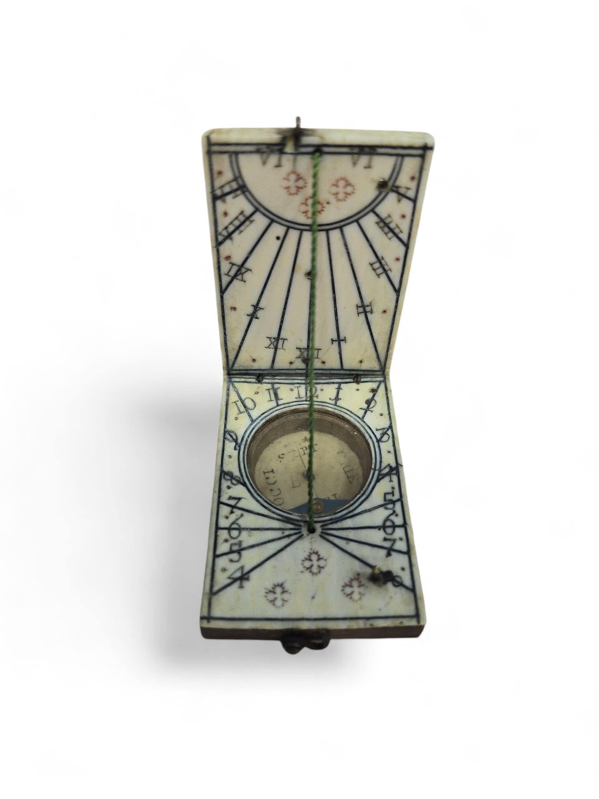 Os Cadran solaire portatif allemand en ivoire du 17e siècle - probablement Nuremberg en vente
