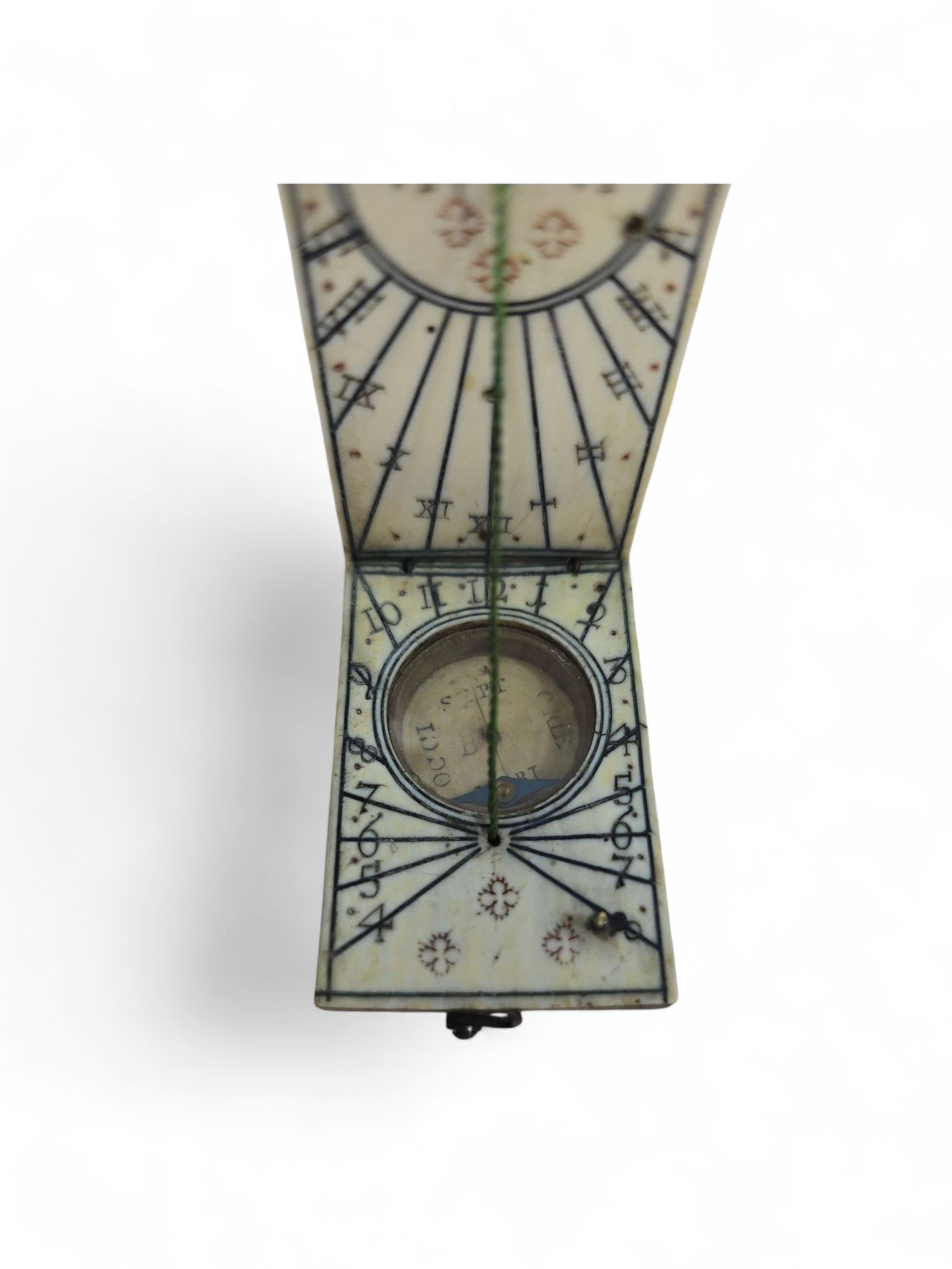 Cadran solaire portatif allemand en ivoire du 17e siècle - probablement Nuremberg en vente 1