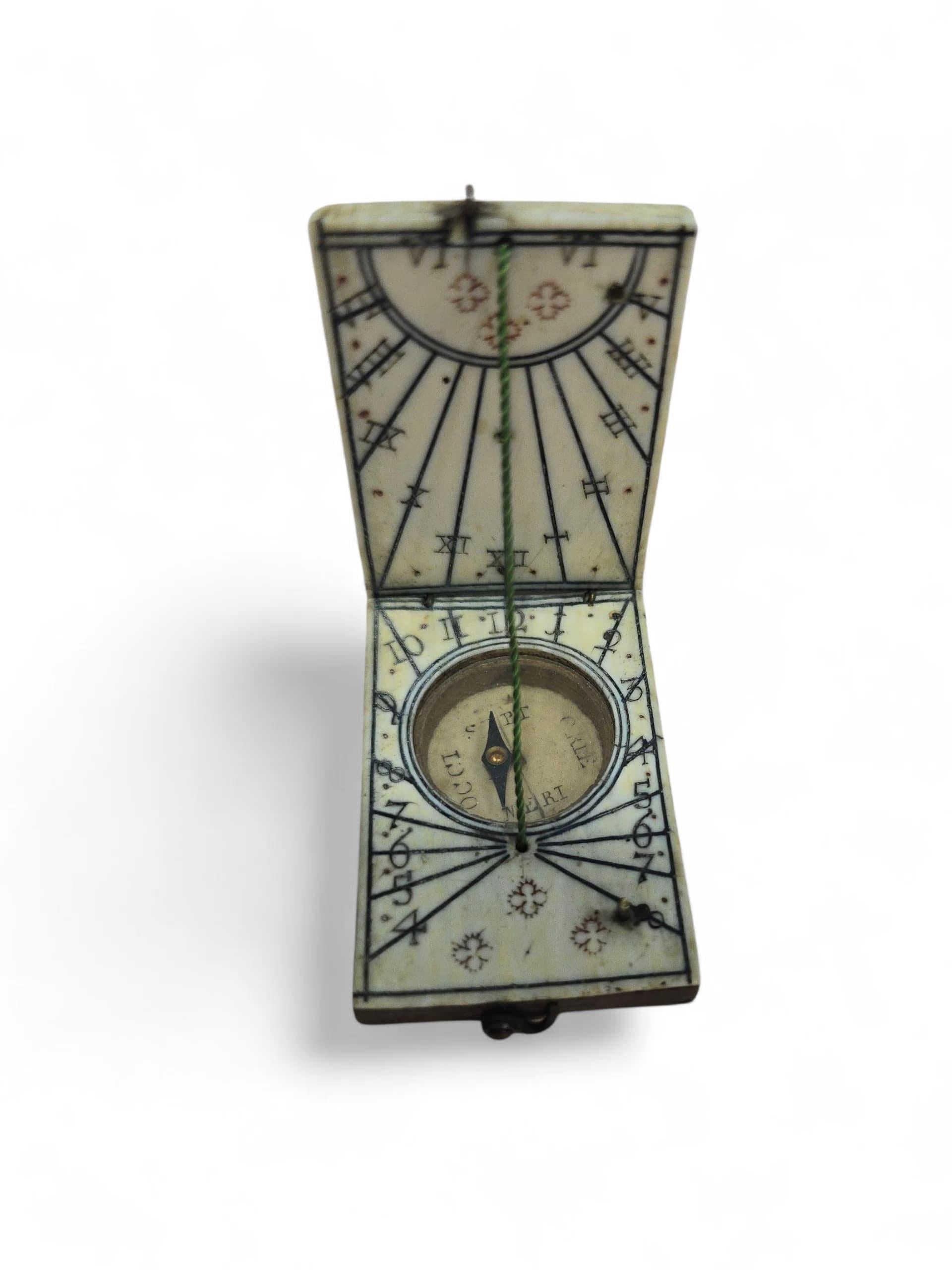 Cadran solaire portatif allemand en ivoire du 17e siècle - probablement Nuremberg en vente 2