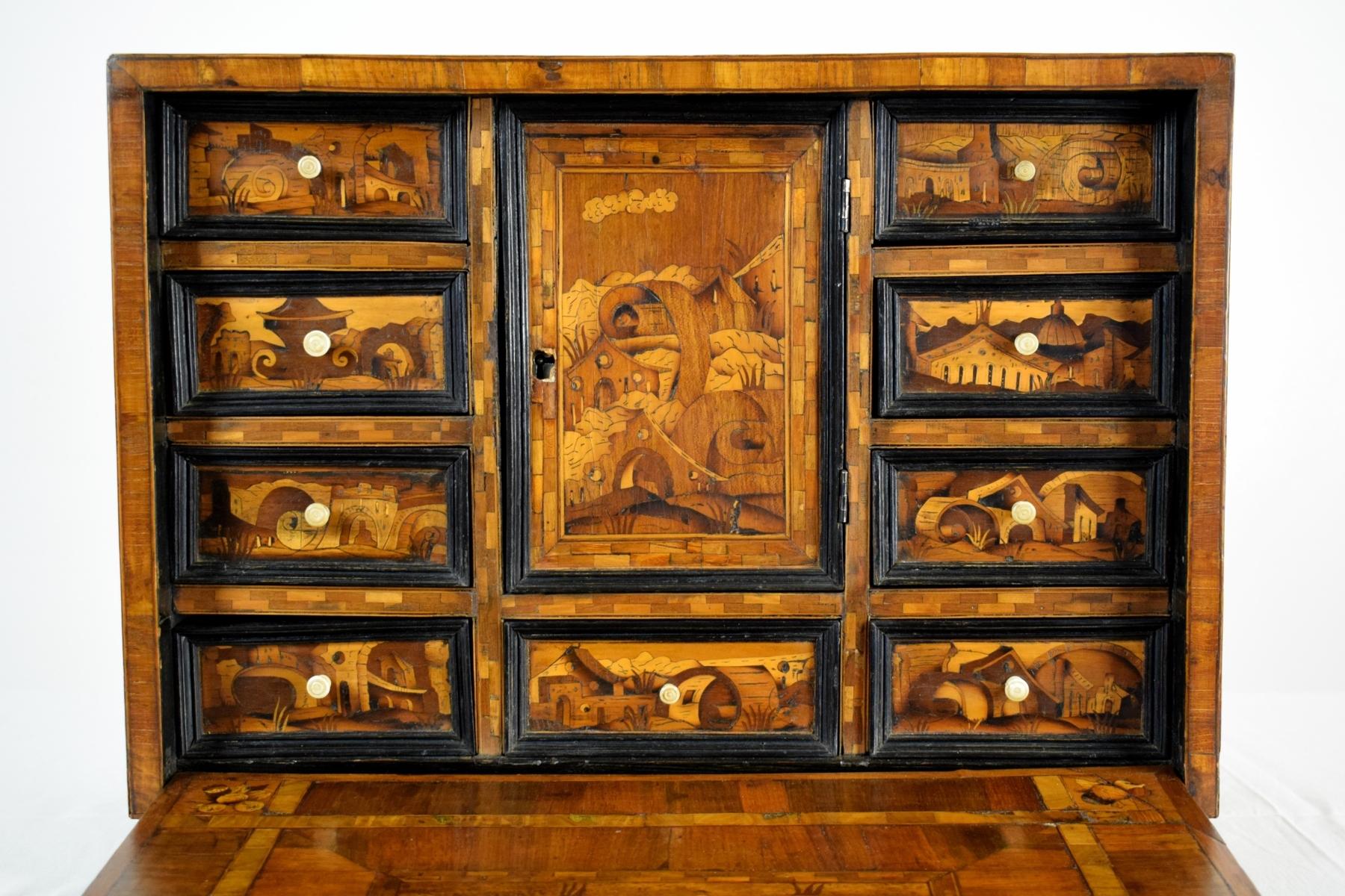 Allemand  Armoire d'apothicaire en bois allemande du 17ème siècle avec architectures fantaisistes en vente