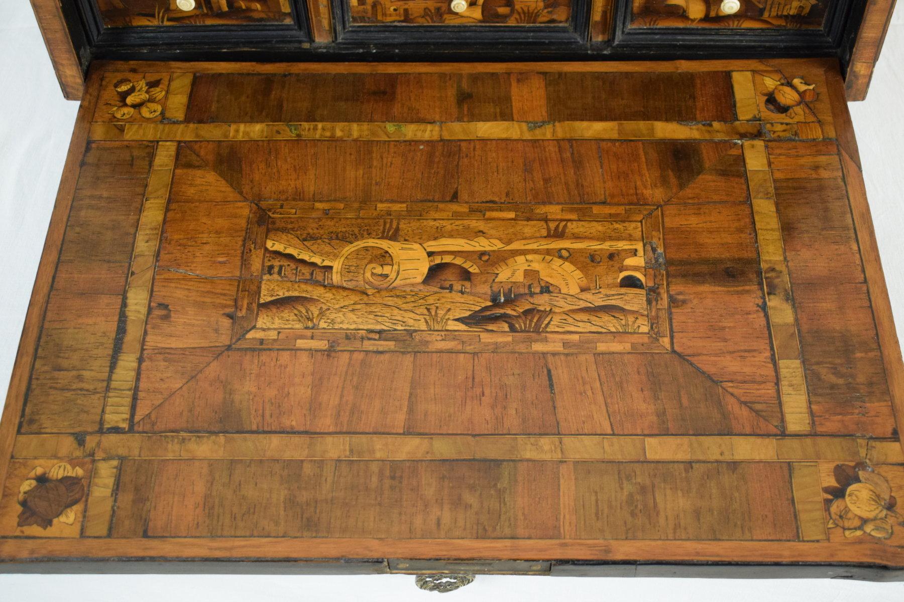 Incrusté  Armoire d'apothicaire en bois allemande du 17ème siècle avec architectures fantaisistes en vente