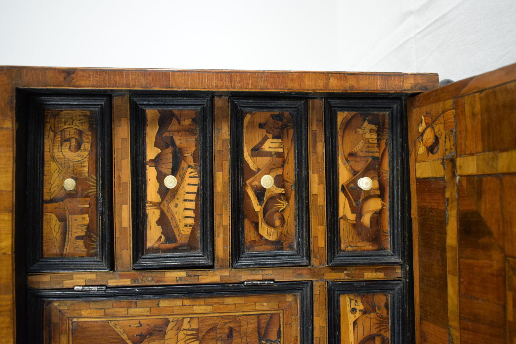 Fruitiers  Armoire d'apothicaire en bois allemande du 17ème siècle avec architectures fantaisistes en vente