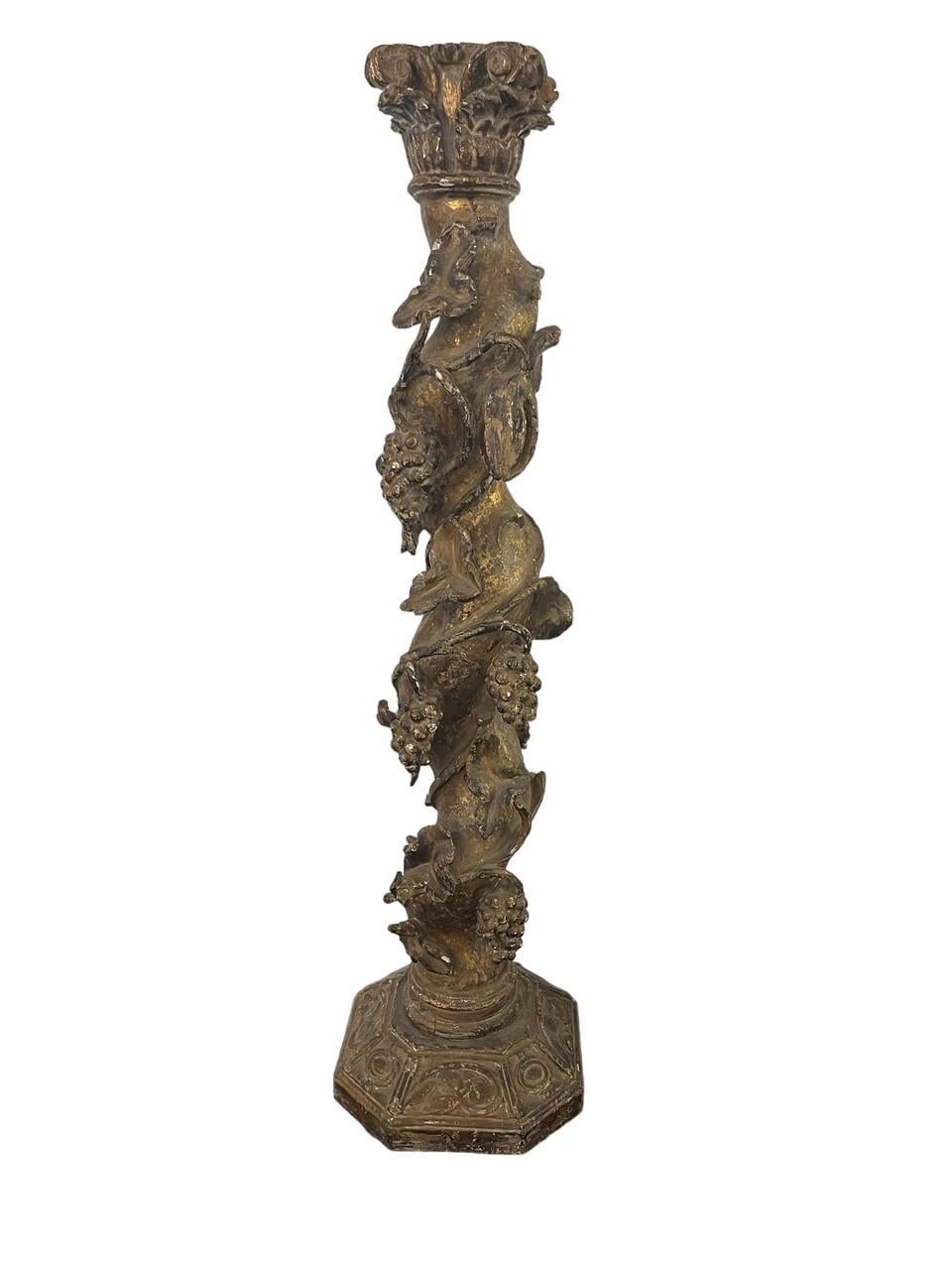 Cette colonne solomonique du XVIIe siècle, ornée de sculptures dorées et d'une finition polychrome bien vieillie, possède une patine fantastique, bien qu'elle présente quelques pertes documentées par endroits, comme le montrent les photos fournies.
