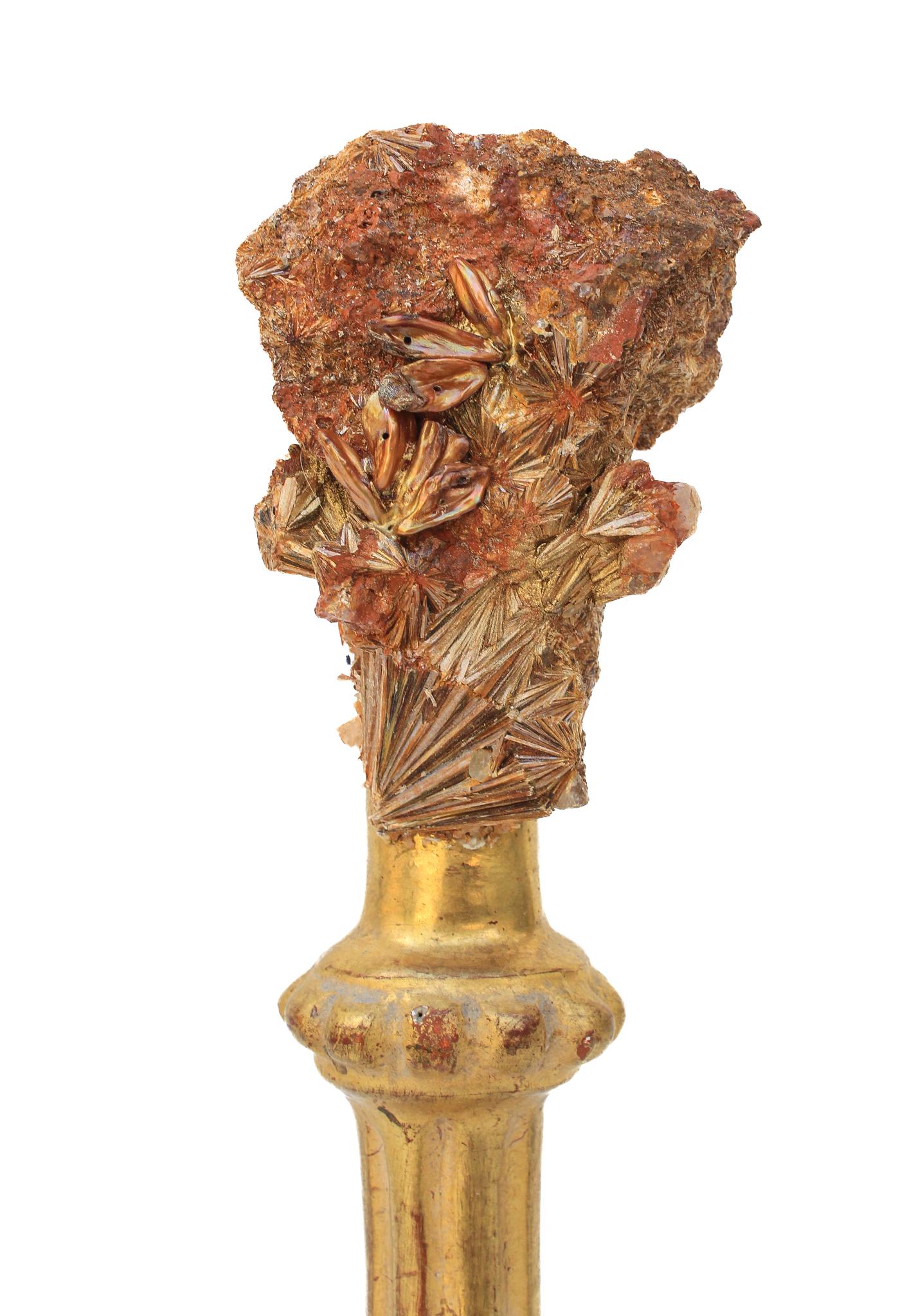 Fragment de feuille d'or italienne du 17e siècle avec pyrophyllite en matrice et décorée de perles baroques.

Ce fragment était à l'origine un chandelier provenant d'une église en Italie. La pyrophyllite est montée et coordonnée avec une partie de