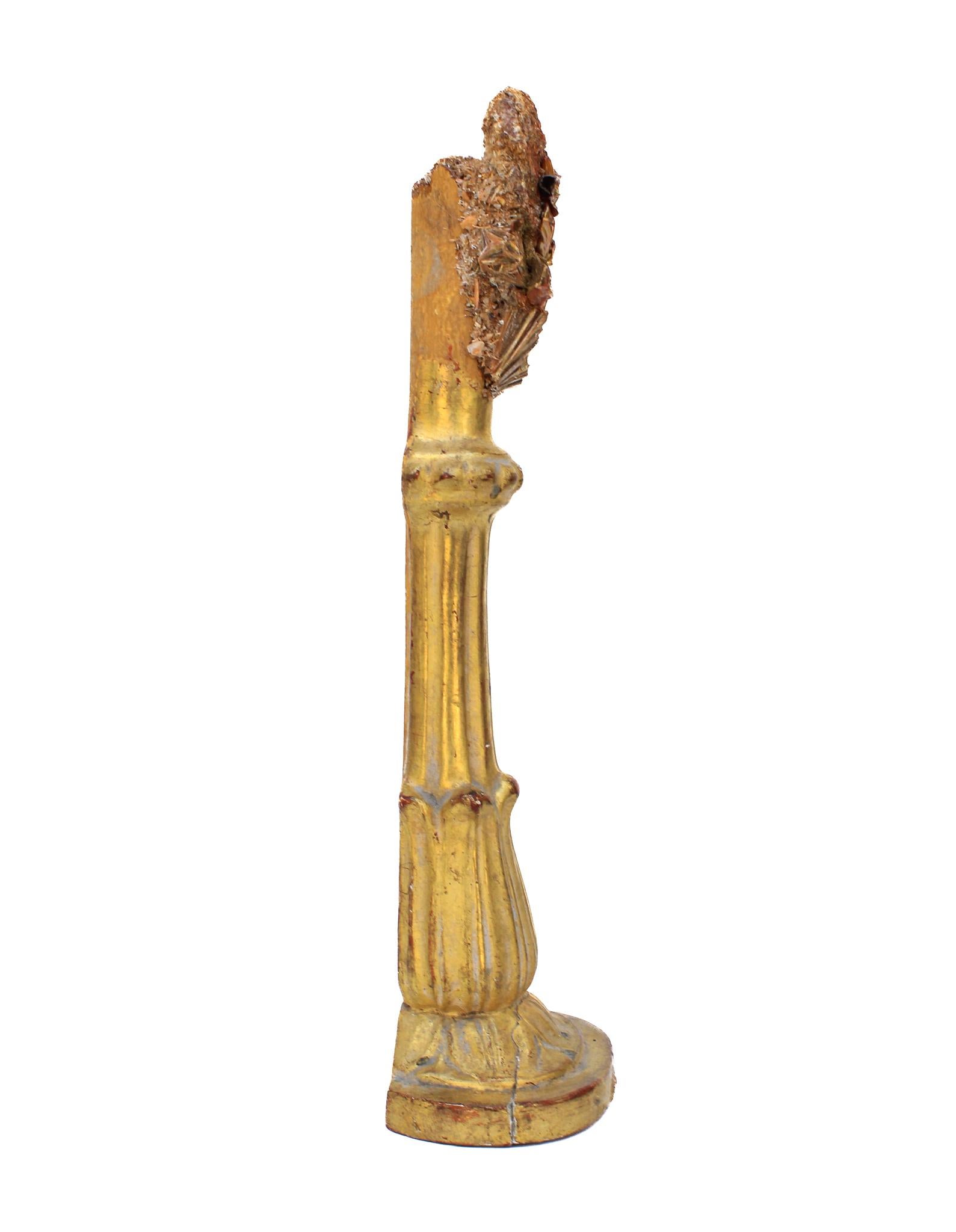 Sculpté à la main Fragment de feuilles d'or du 17e siècle avec Pyrophyllite et perles baroques en vente