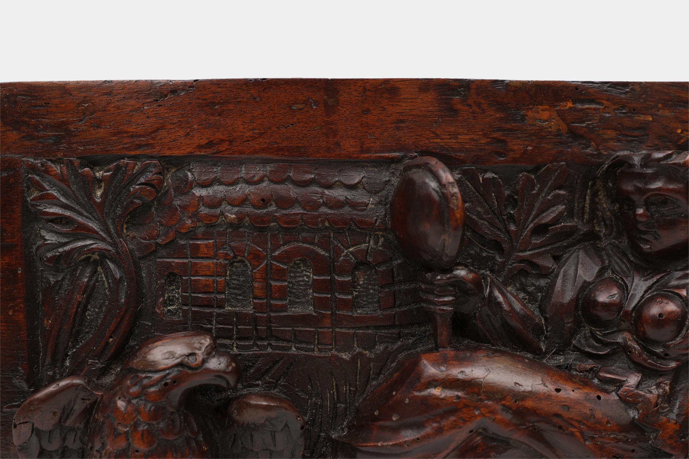 Sculpté à la main Panneau gothique en chêne sculpté à la main du 17e siècle provenant de Belgique en vente