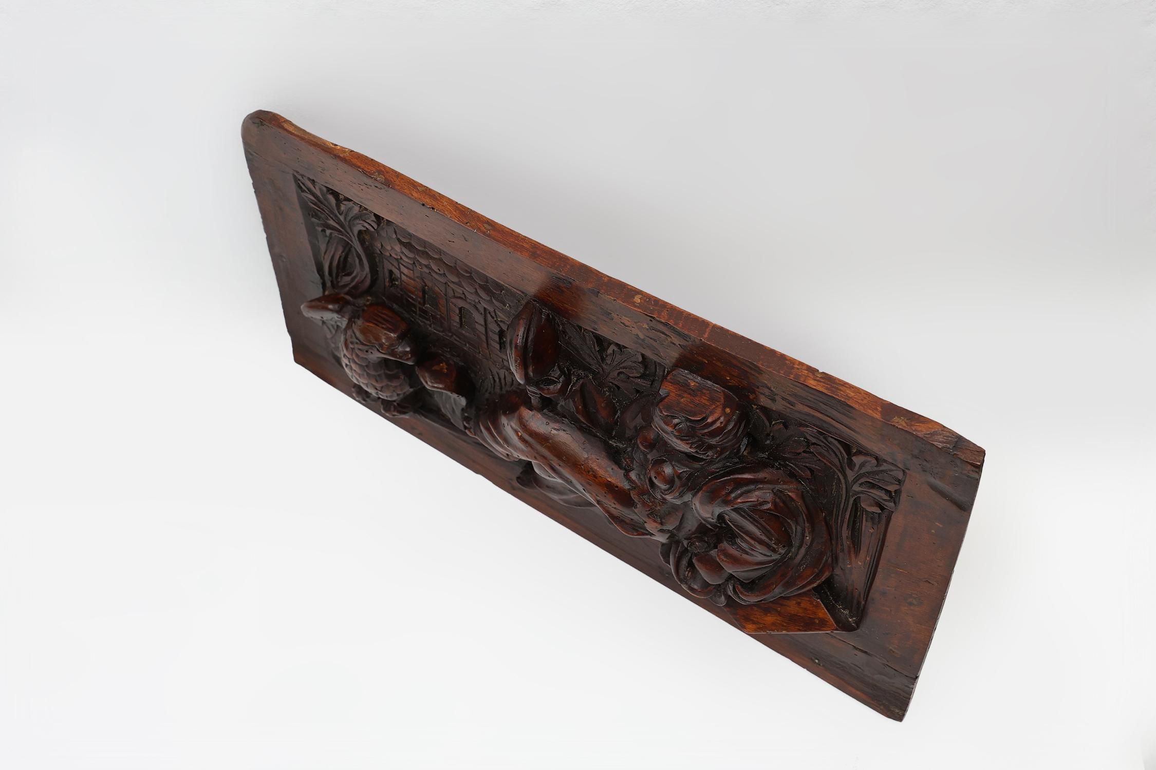 Panneau gothique en chêne sculpté à la main du 17e siècle provenant de Belgique en vente 1