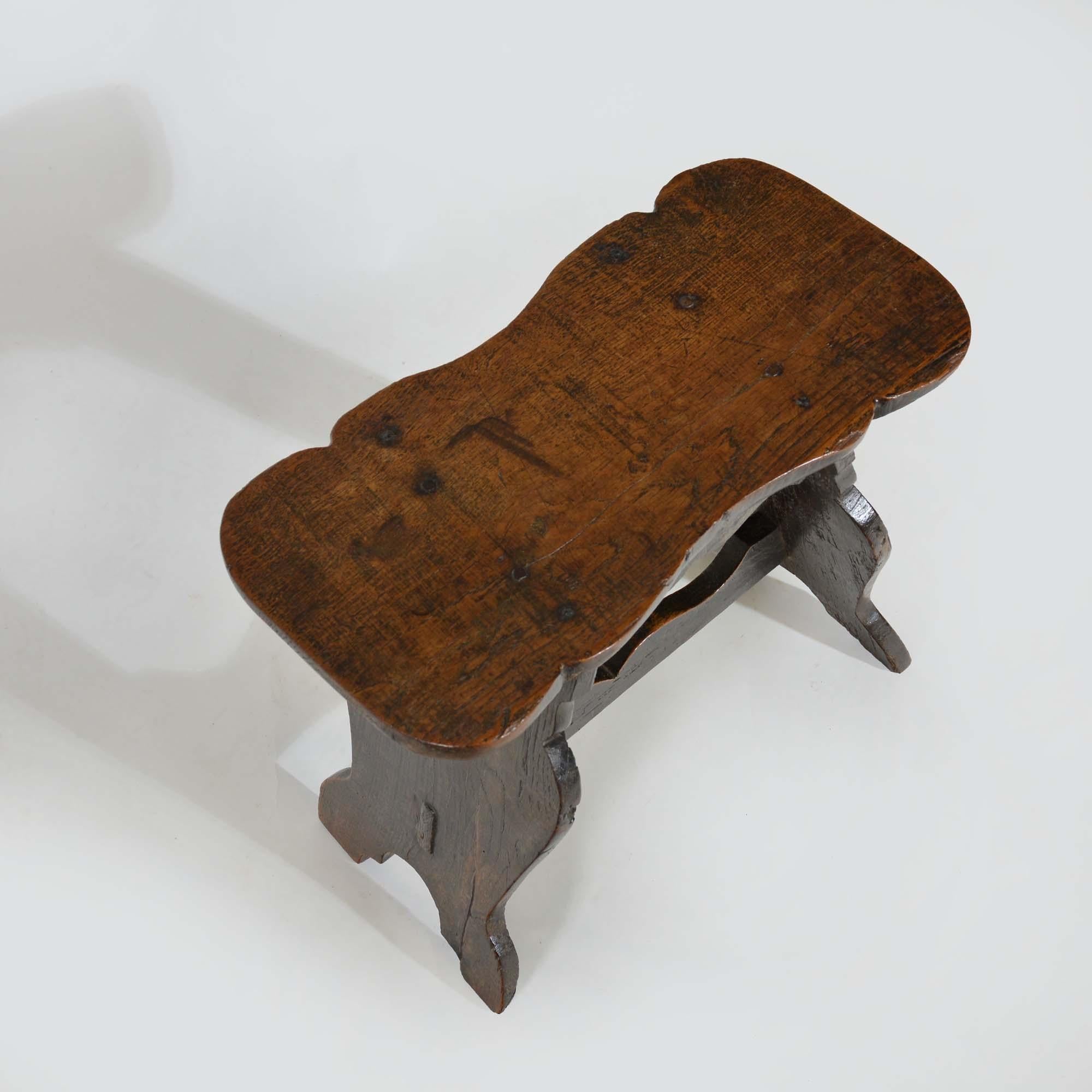 17. Jahrhundert gotischer Eichenbretterhocker in Form eines Bocks (18. Jahrhundert und früher) im Angebot