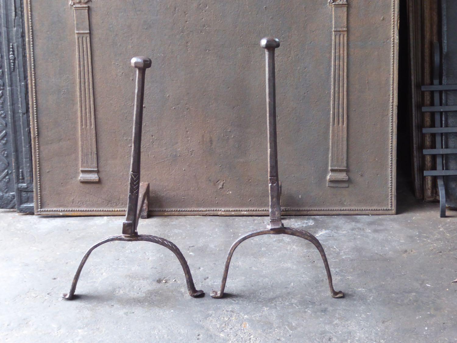 Französische Andirons aus dem 17. Jahrhundert aus Schmiedeeisen. Die Andirons sind in gutem Zustand und für den Einsatz im Kamin geeignet.