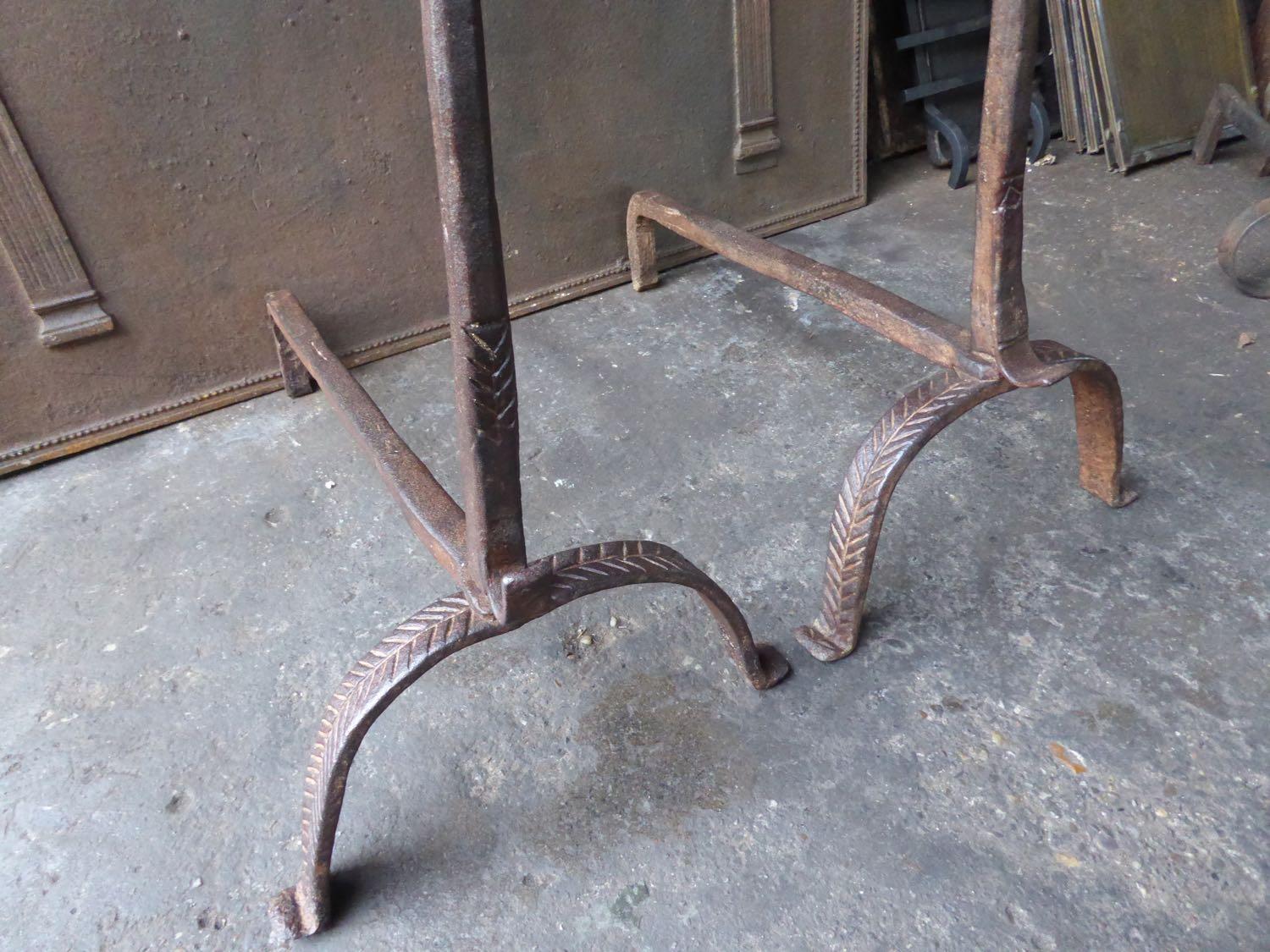 Andirons oder Feuerböcke aus der Gotik des 17. (Schmiedeeisen) im Angebot