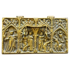 Caja relicario de bronce estilo gótico del siglo XIX con figuras repujadas