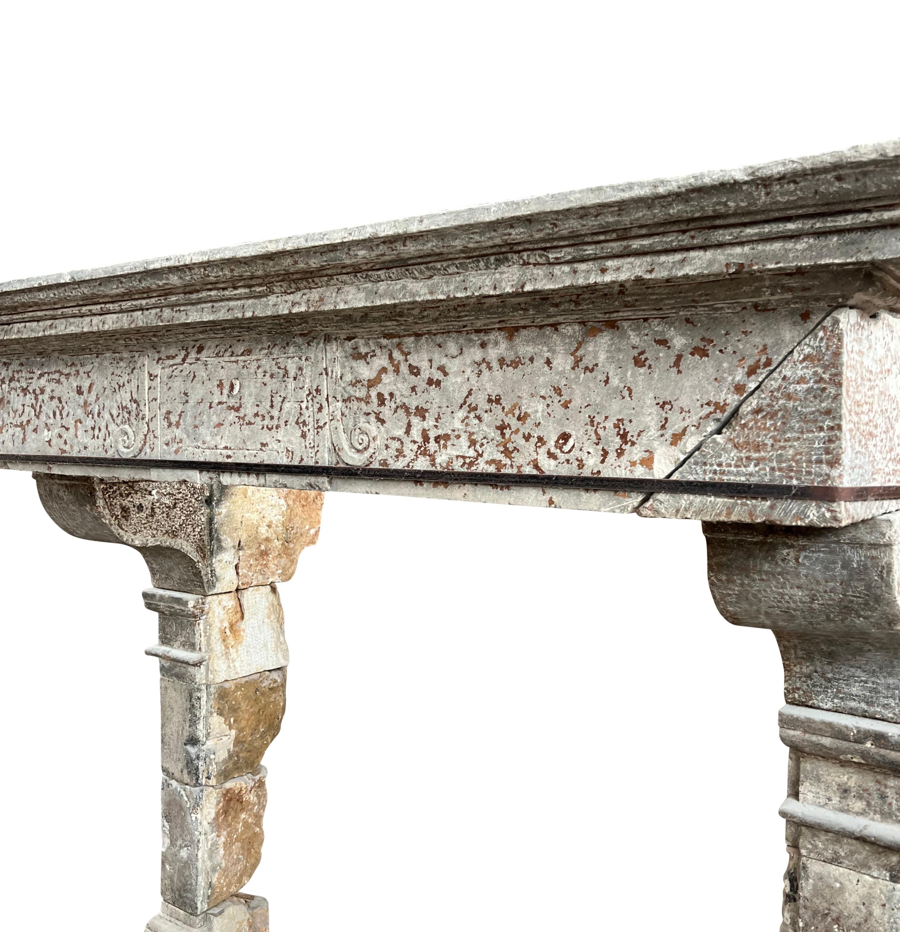 Grande camino rustico francese del 17° secolo in pietra calcarea antica in vendita 2