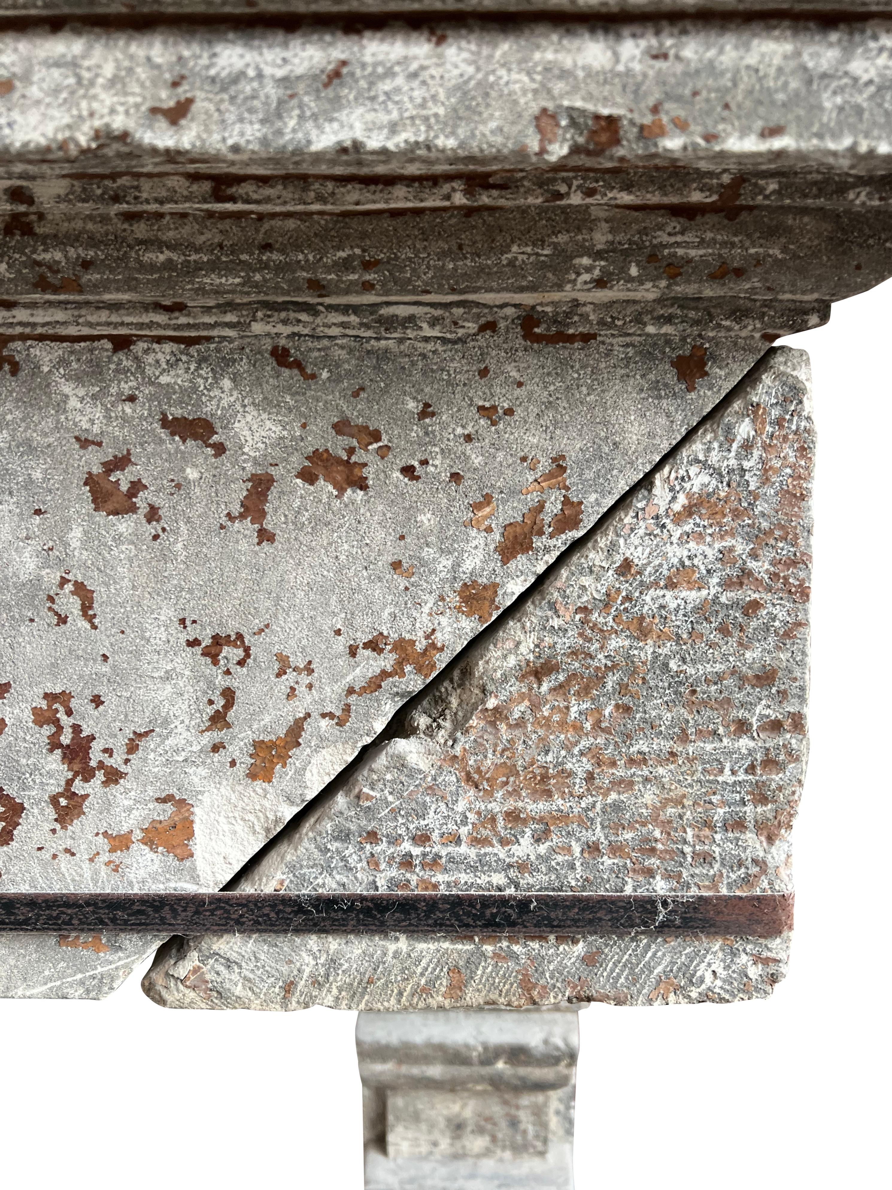 Grande camino rustico francese del 17° secolo in pietra calcarea antica in vendita 3