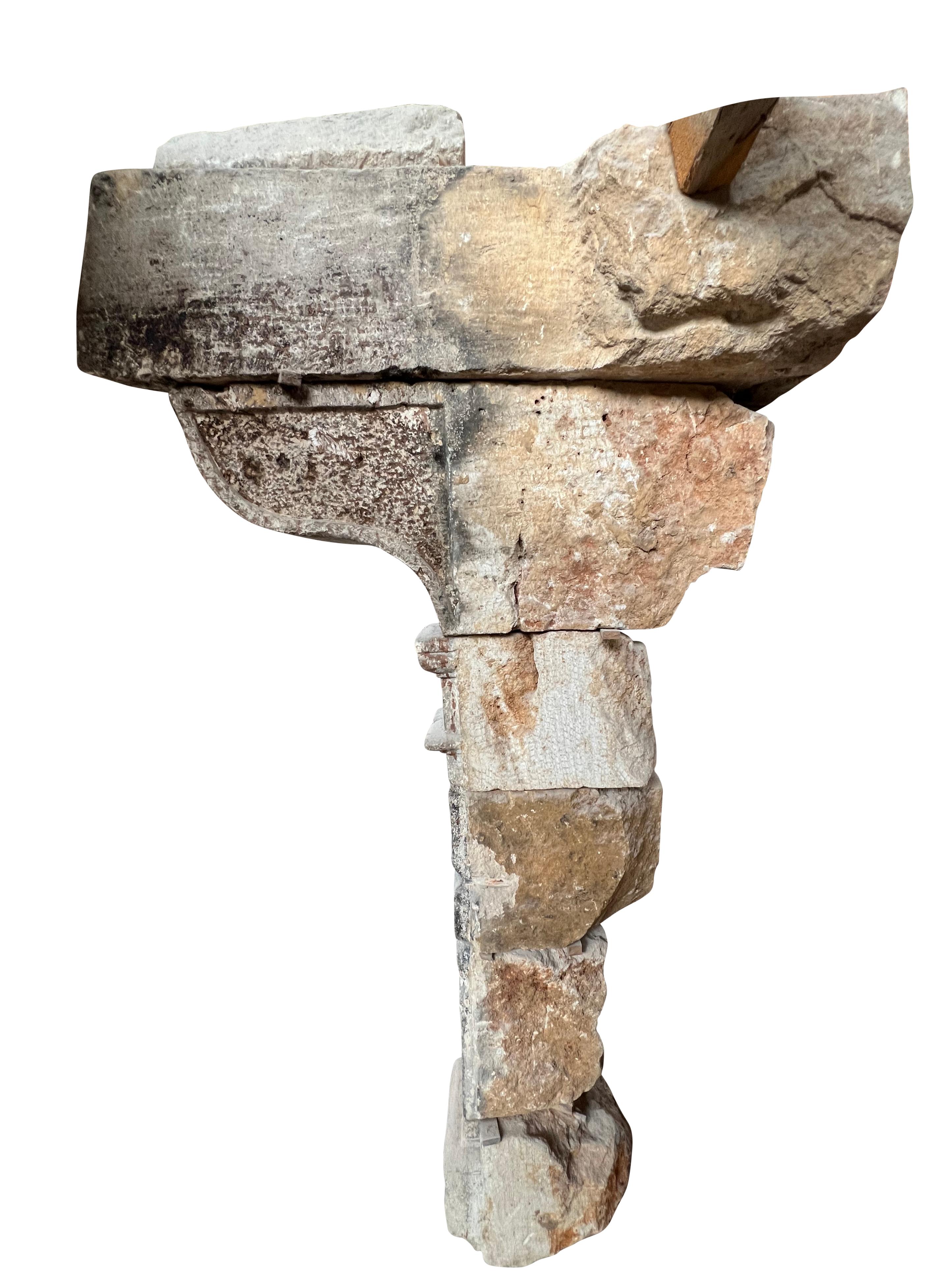 Grande camino rustico francese del 17° secolo in pietra calcarea antica in vendita 4