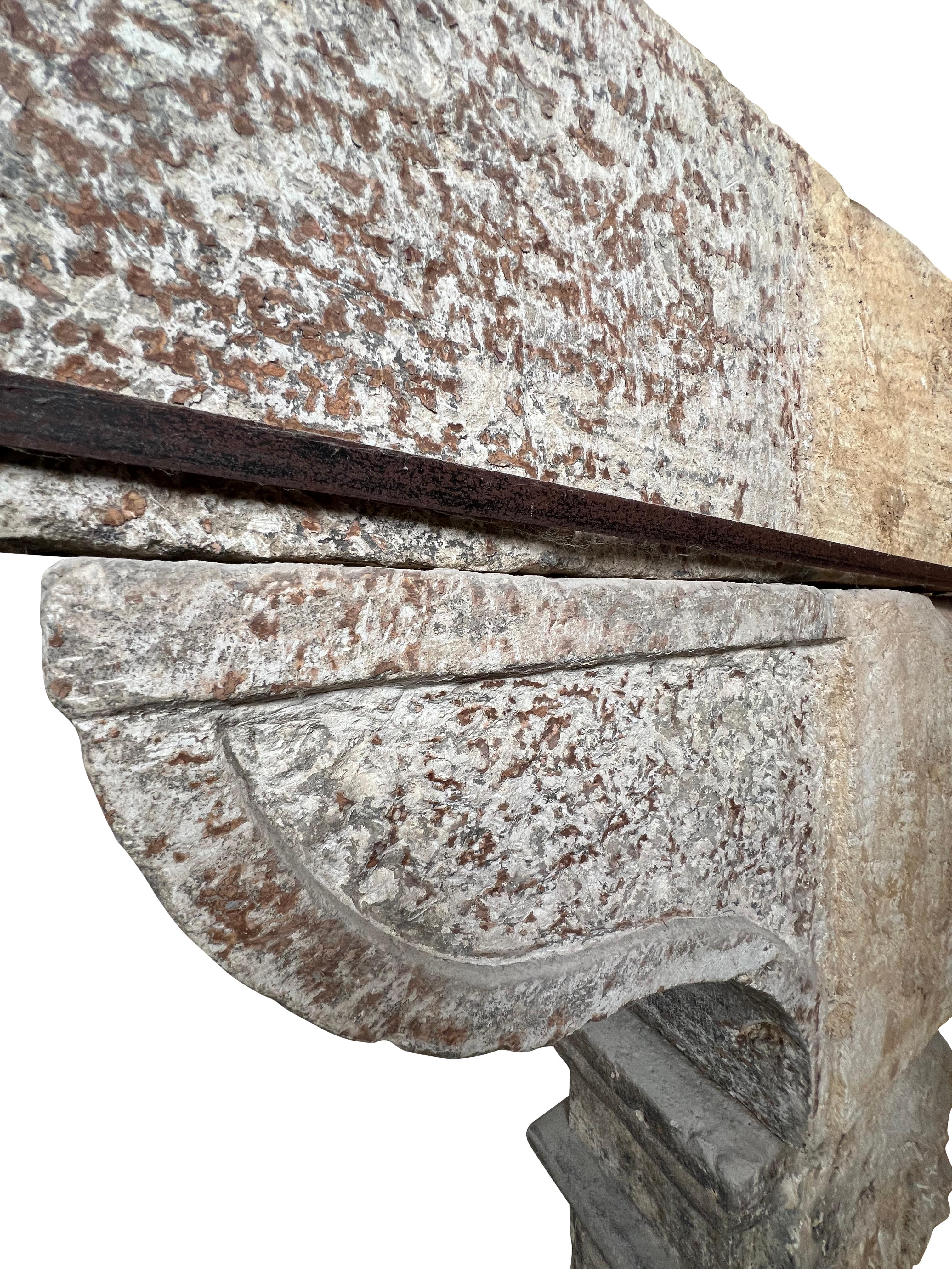 Grande camino rustico francese del 17° secolo in pietra calcarea antica in vendita 5