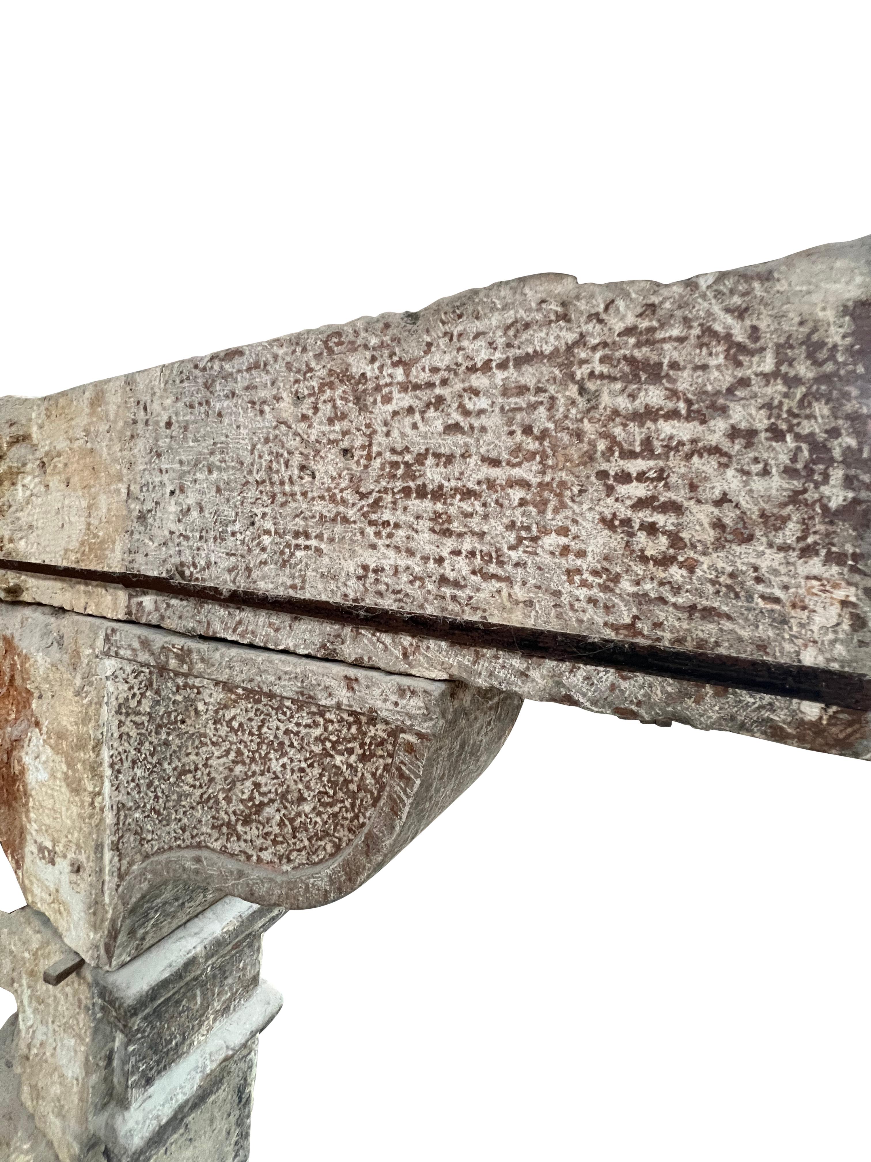 Grande camino rustico francese del 17° secolo in pietra calcarea antica in vendita 6