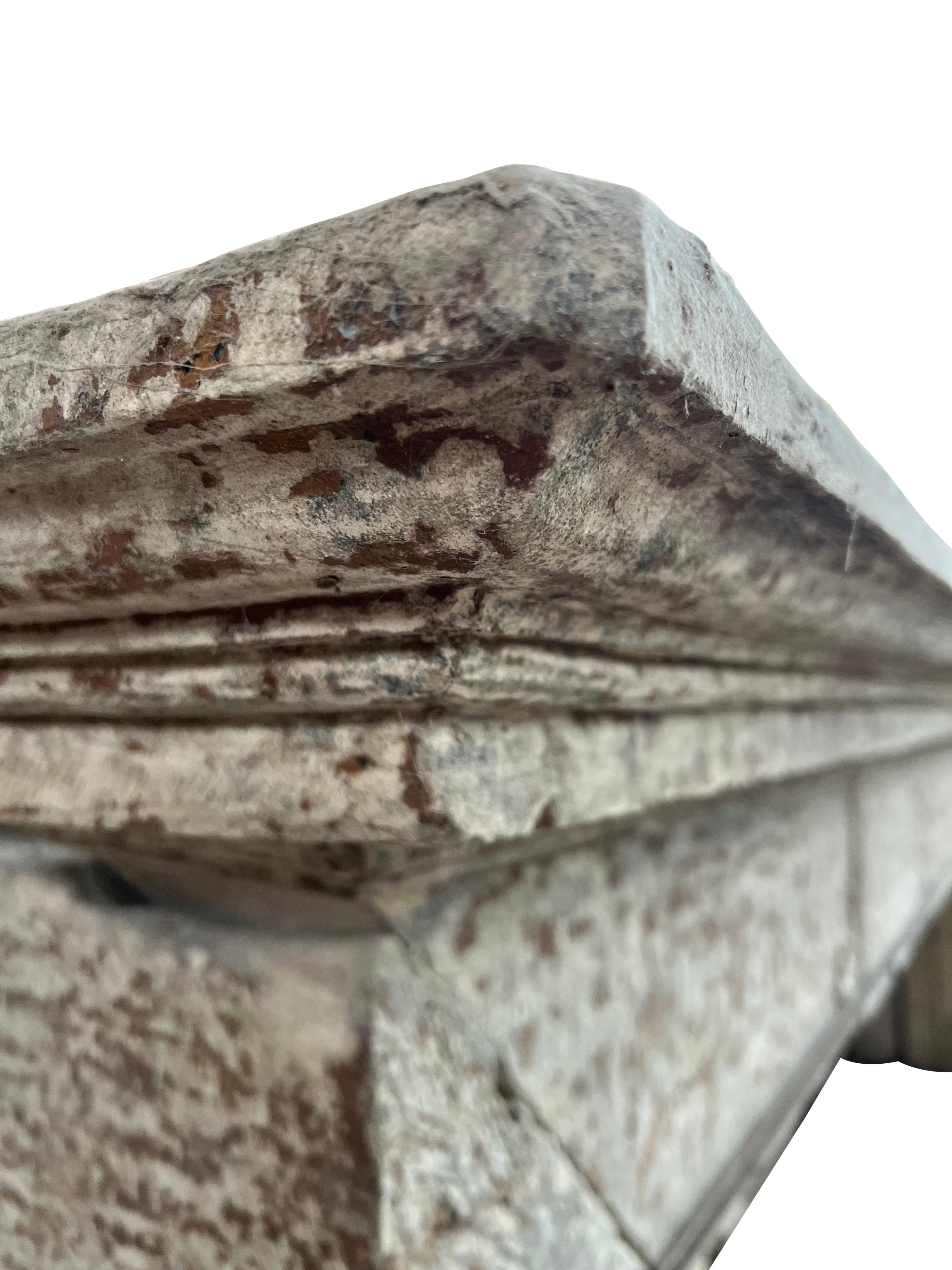 Grande camino rustico francese del 17° secolo in pietra calcarea antica in vendita 7