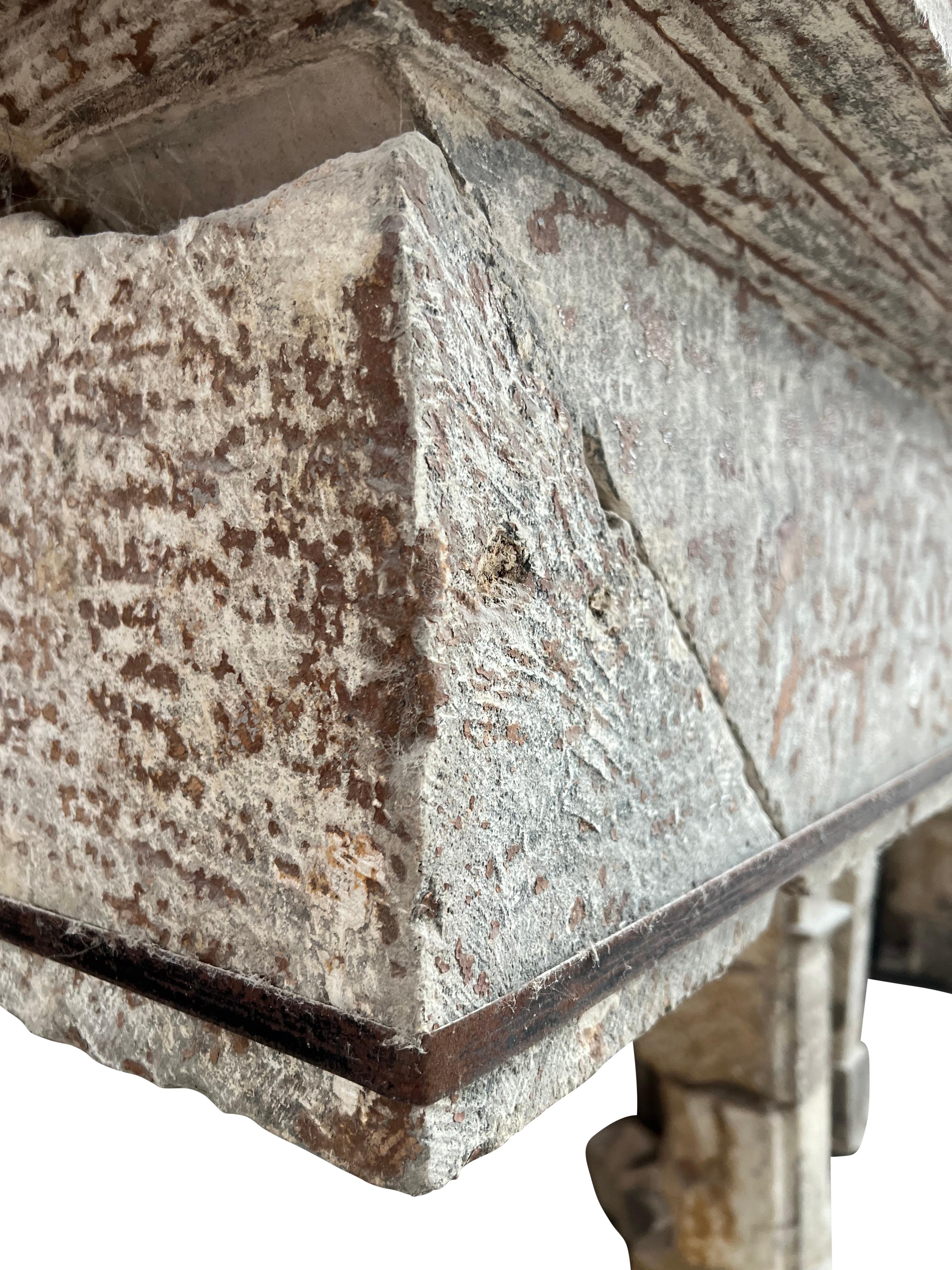 Grande camino rustico francese del 17° secolo in pietra calcarea antica in vendita 8