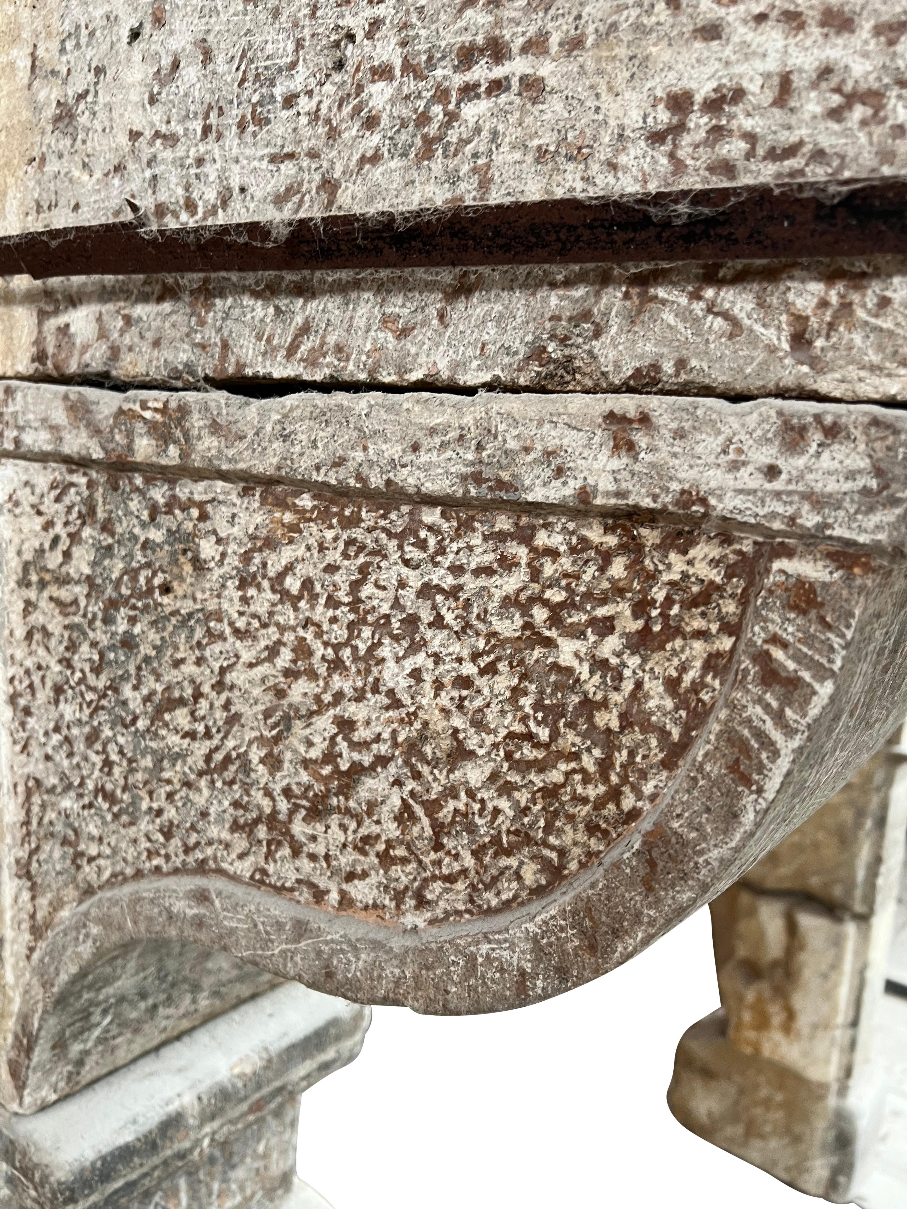 Grande camino rustico francese del 17° secolo in pietra calcarea antica in vendita 9