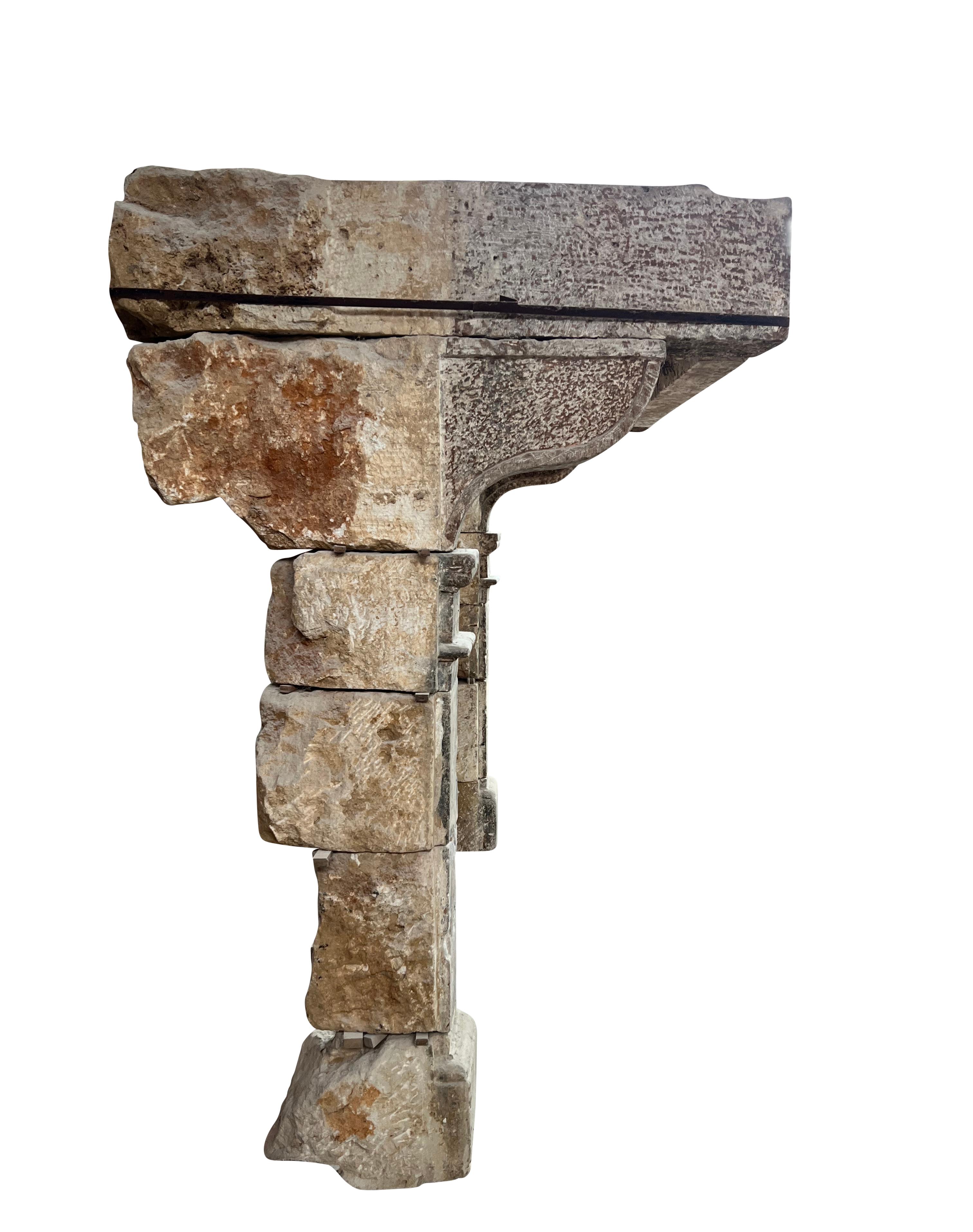 Grande camino rustico francese del 17° secolo in pietra calcarea antica in vendita 10