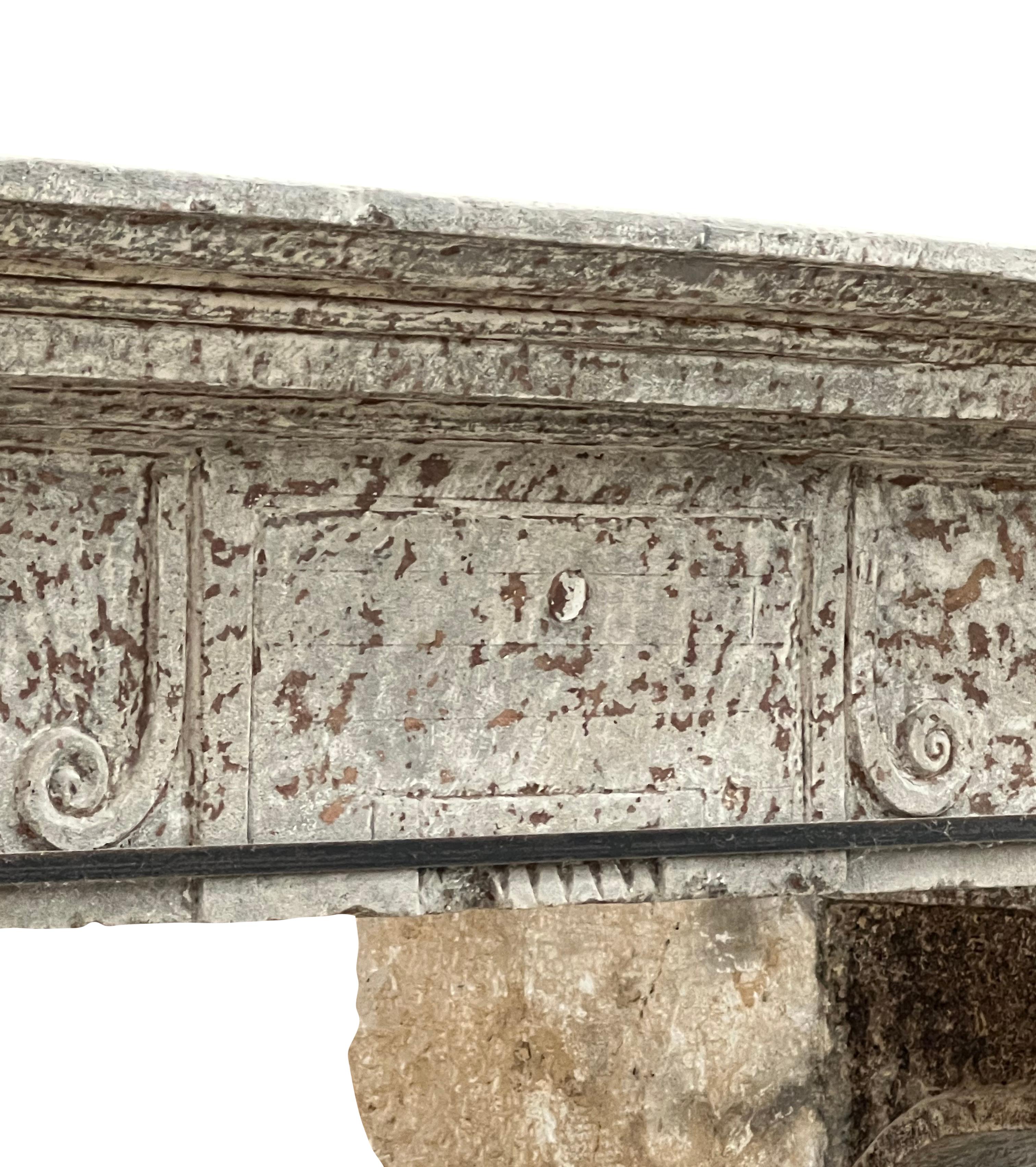 Grande camino rustico francese del 17° secolo in pietra calcarea antica in vendita 11