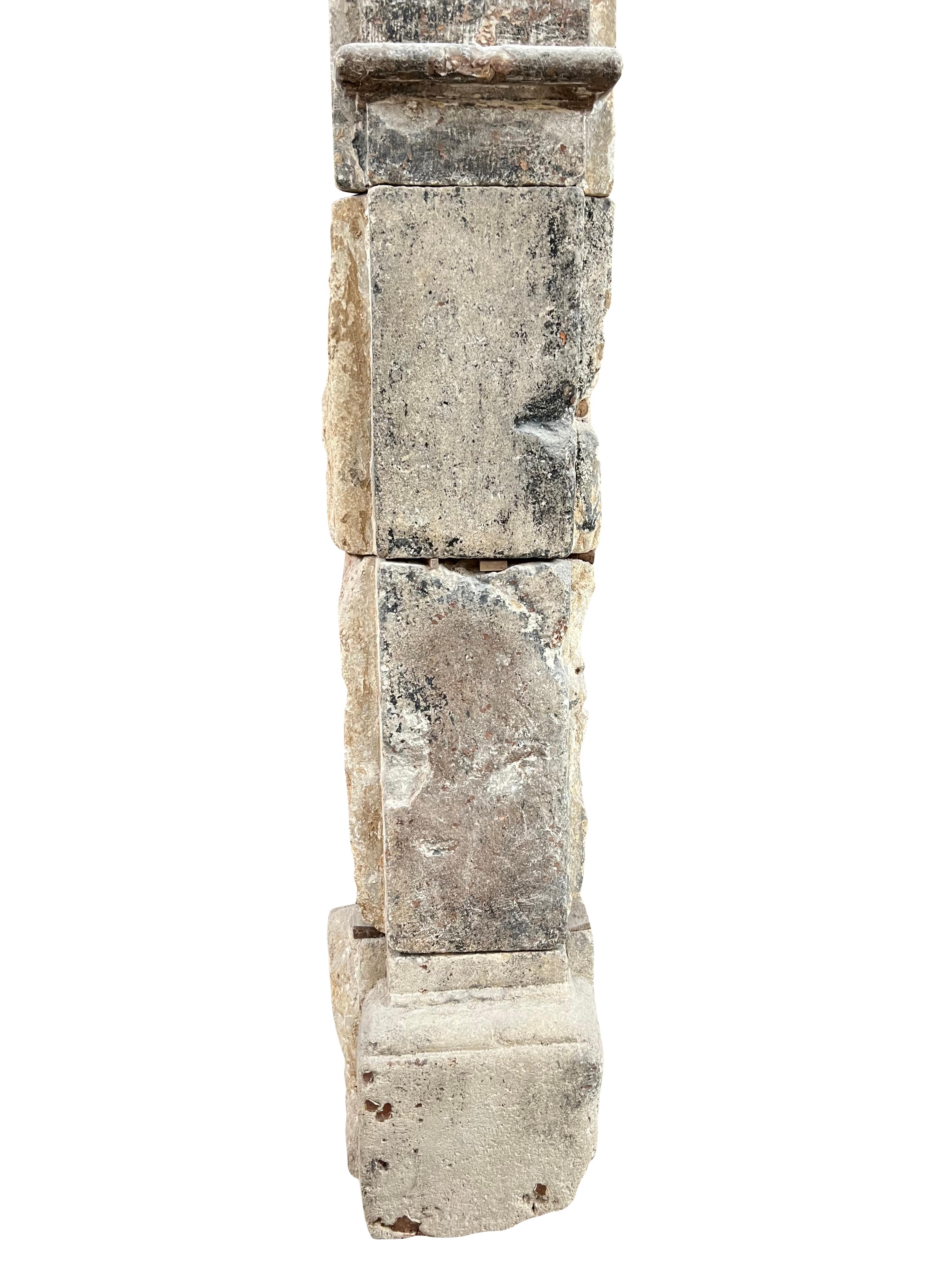 Grande camino rustico francese del 17° secolo in pietra calcarea antica in vendita 12