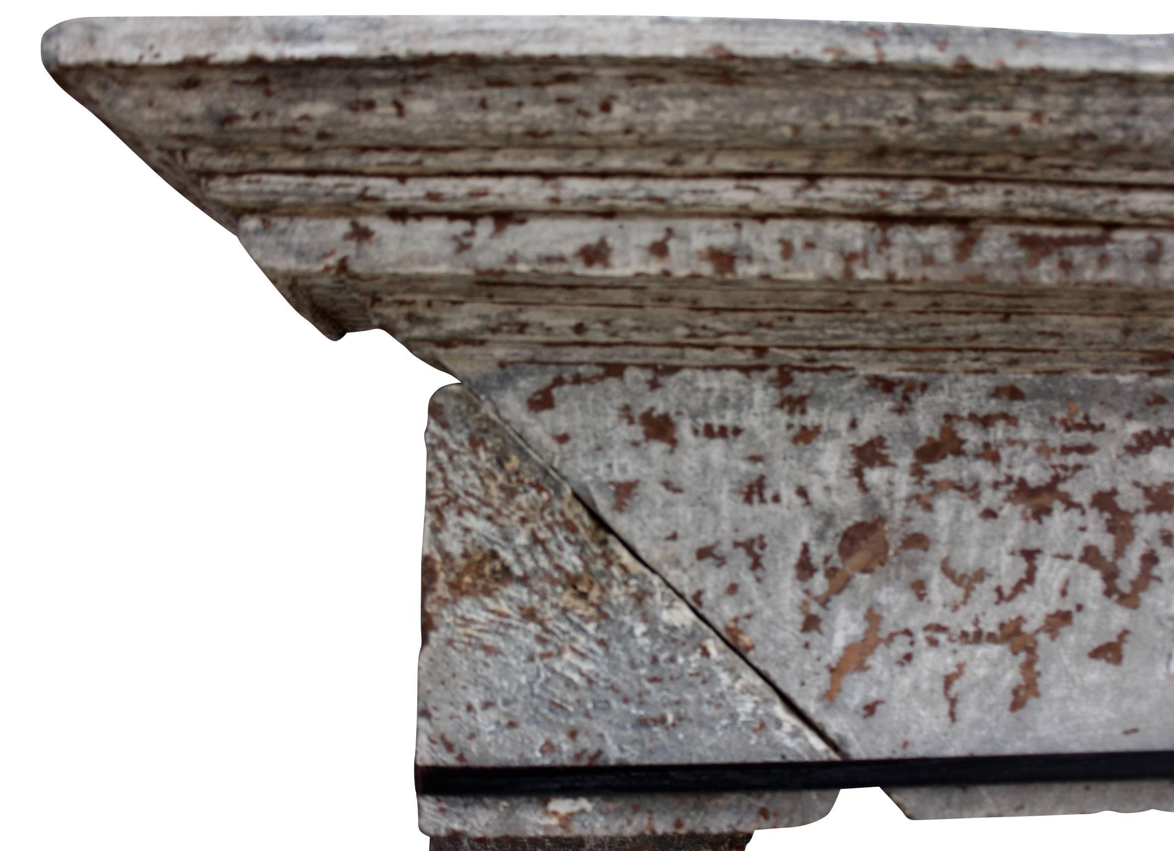 Antiker französischer rustikaler Kaminsims aus Kalkstein aus dem 17. Jahrhundert (Louis XIII.) im Angebot