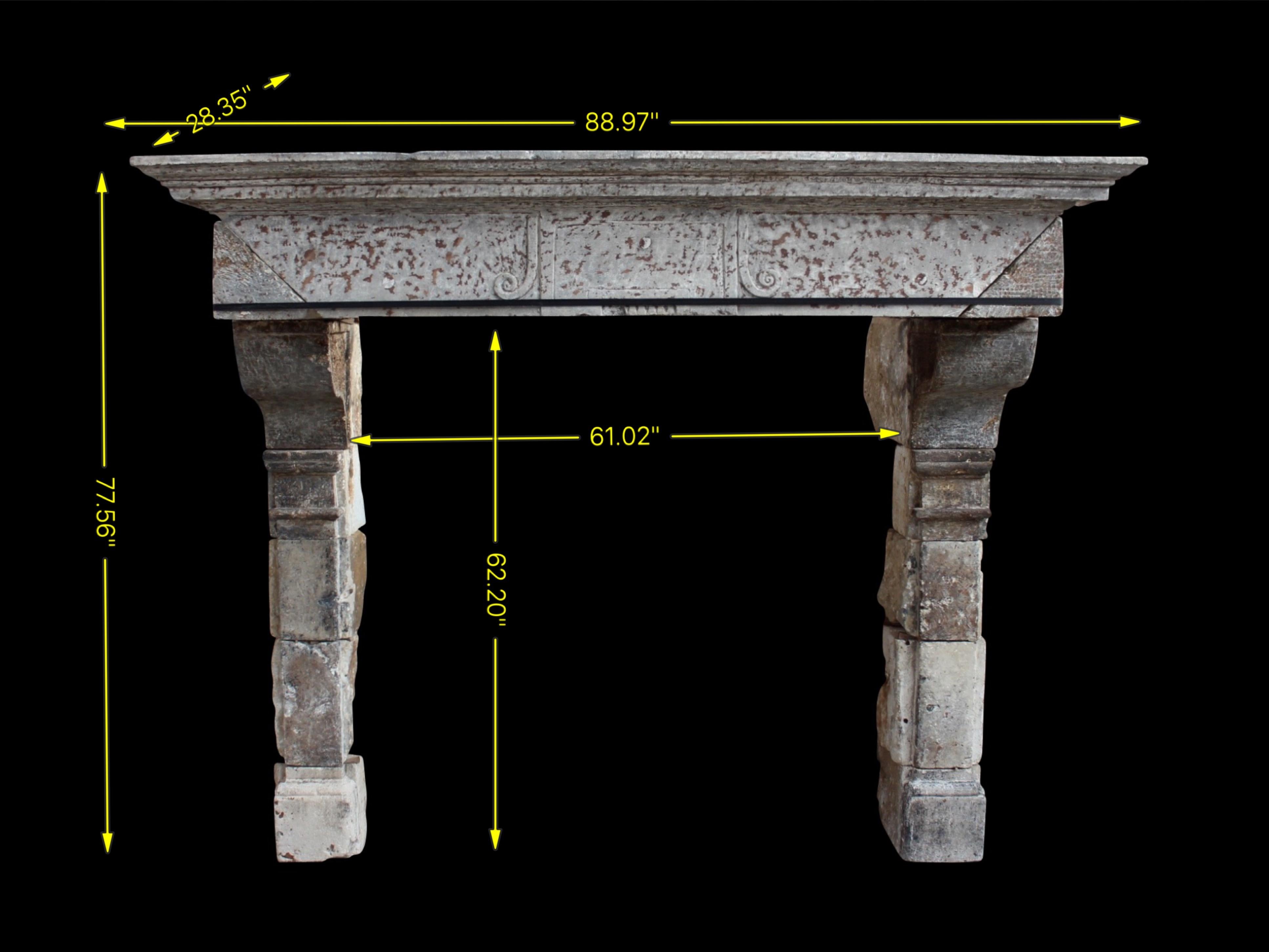 Luigi XIII Grande camino rustico francese del 17° secolo in pietra calcarea antica in vendita