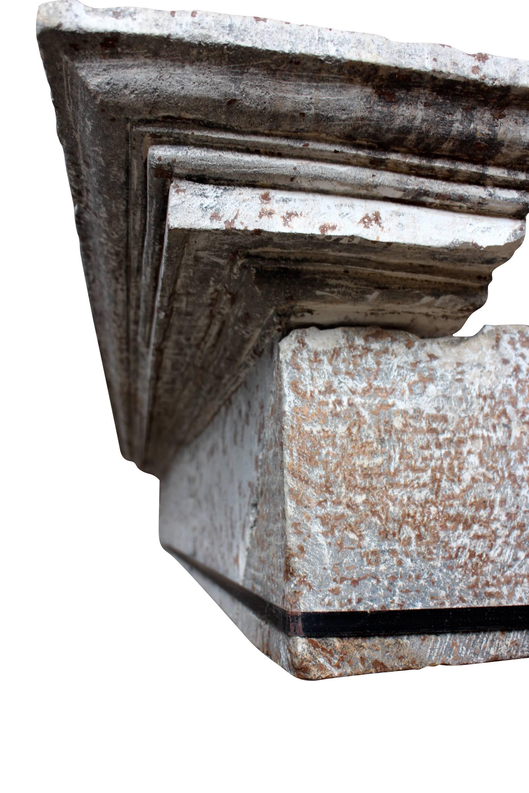 Antiker französischer rustikaler Kaminsims aus Kalkstein aus dem 17. Jahrhundert (Französisch) im Angebot