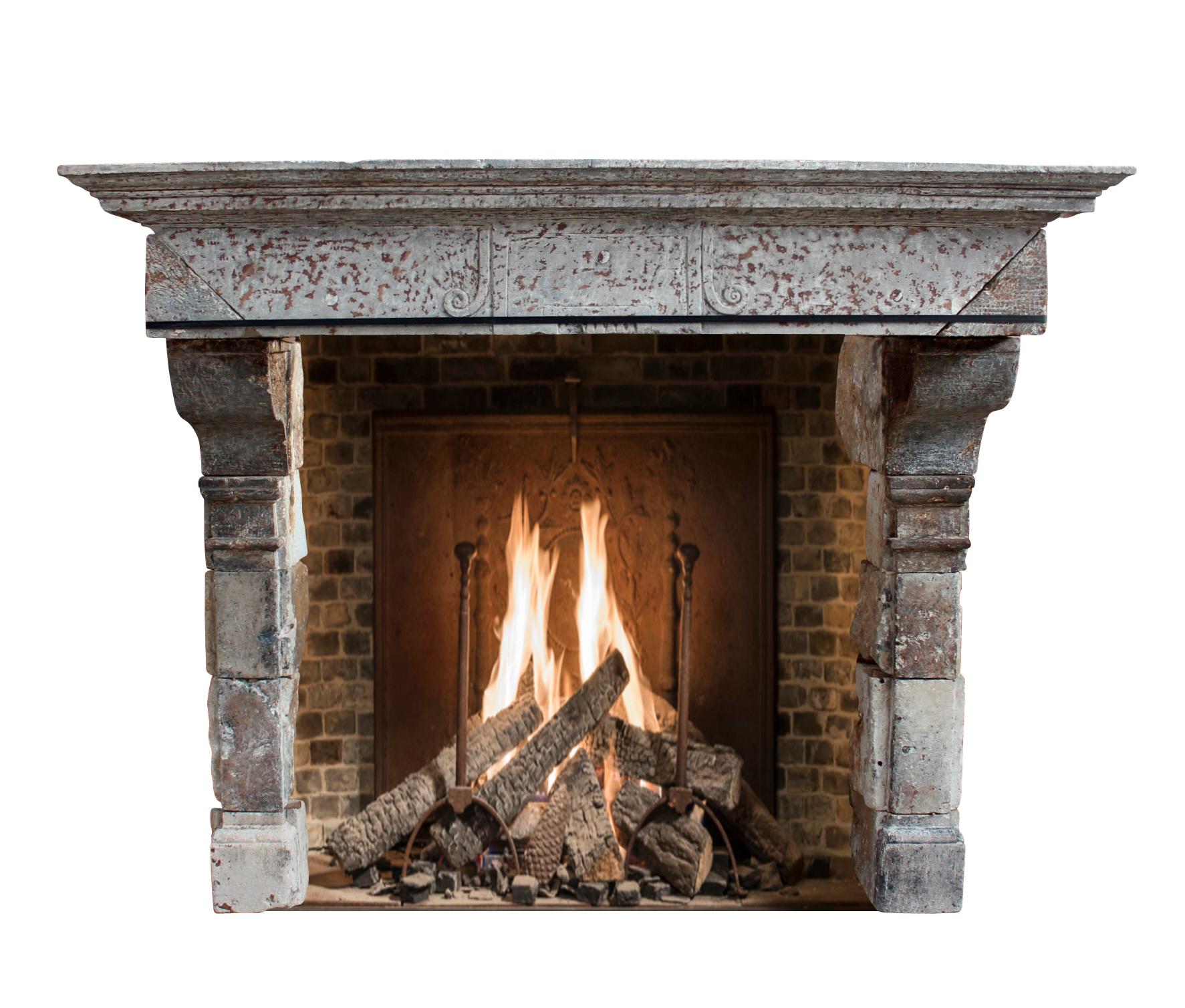 Francese Grande camino rustico francese del 17° secolo in pietra calcarea antica in vendita