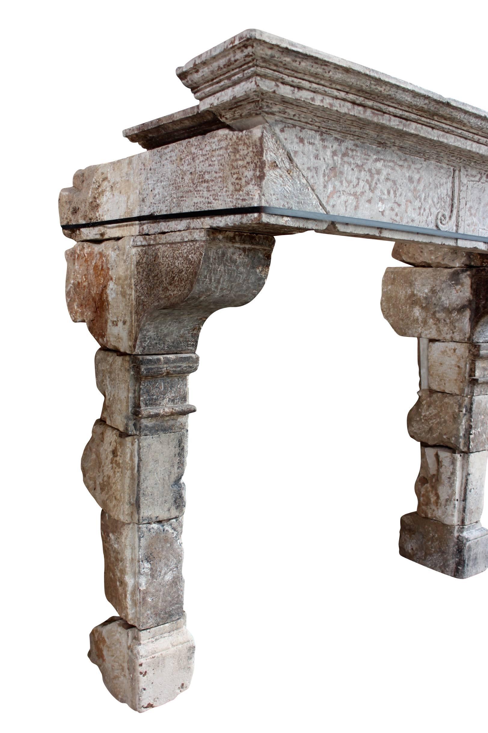 Antiker französischer rustikaler Kaminsims aus Kalkstein aus dem 17. Jahrhundert (Geschnitzt) im Angebot