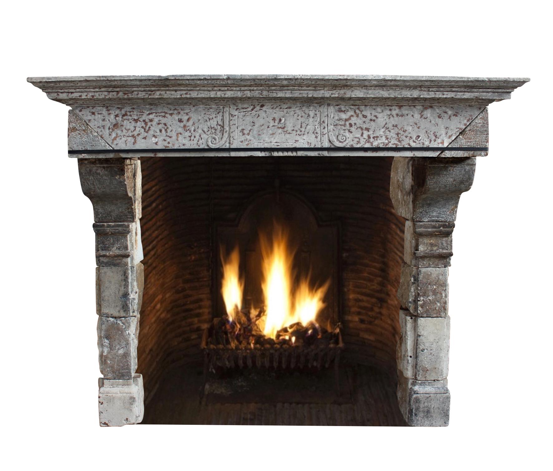 Dipinto Grande camino rustico francese del 17° secolo in pietra calcarea antica in vendita