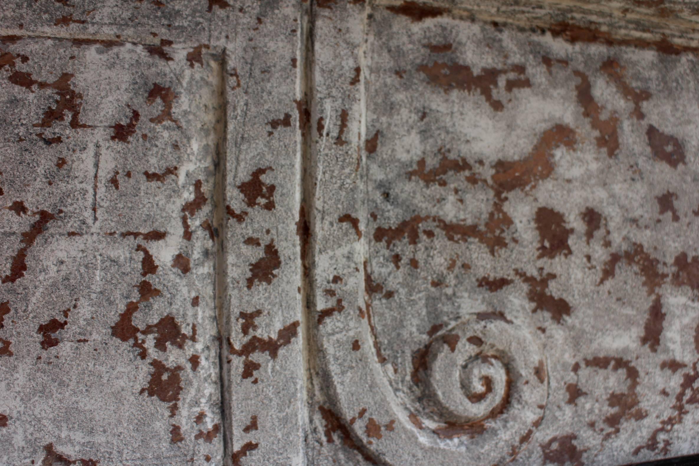Antiker französischer rustikaler Kaminsims aus Kalkstein aus dem 17. Jahrhundert im Zustand „Hervorragend“ im Angebot in Beervelde, BE