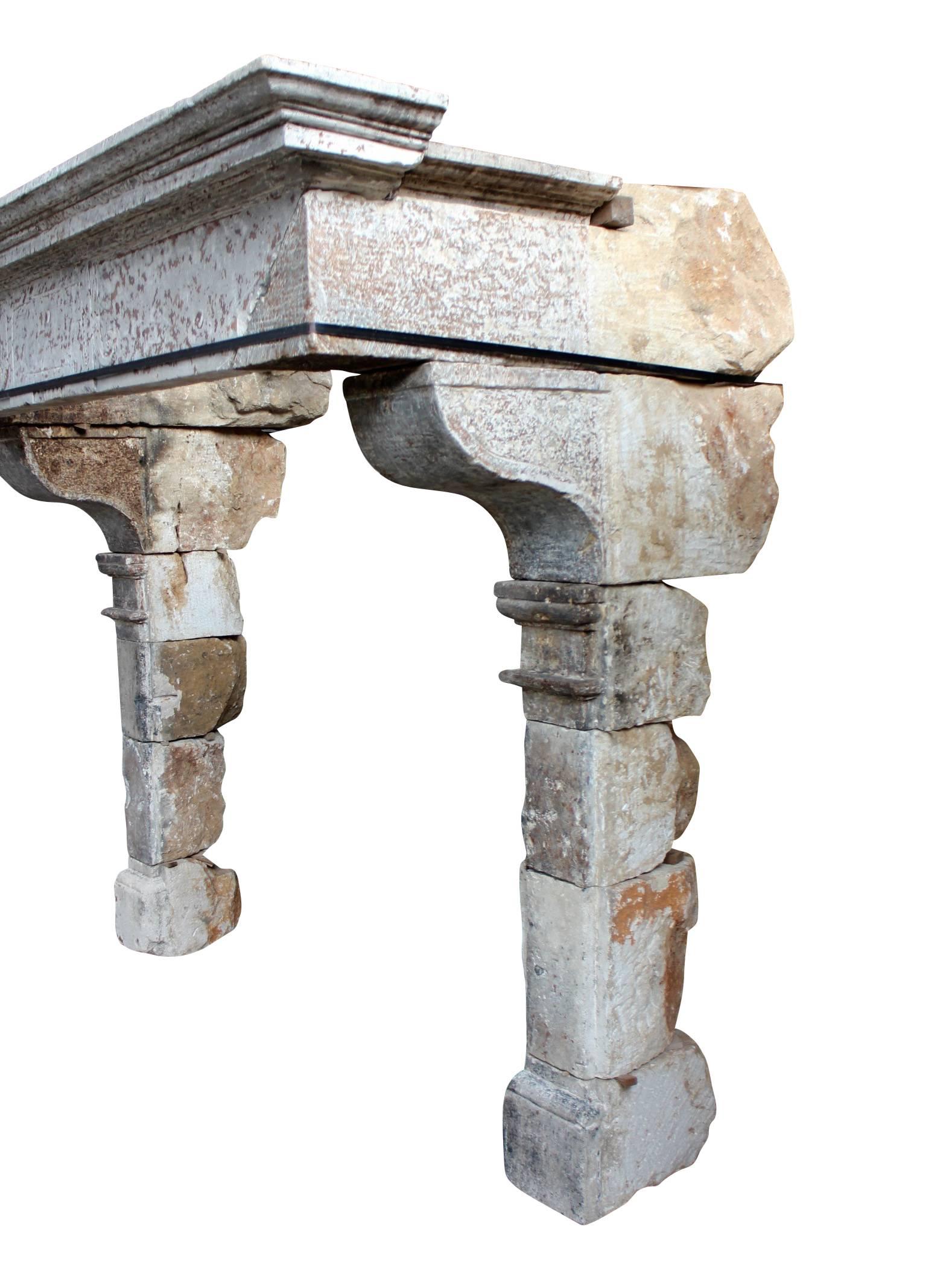 Antiker französischer rustikaler Kaminsims aus Kalkstein aus dem 17. Jahrhundert im Angebot 1