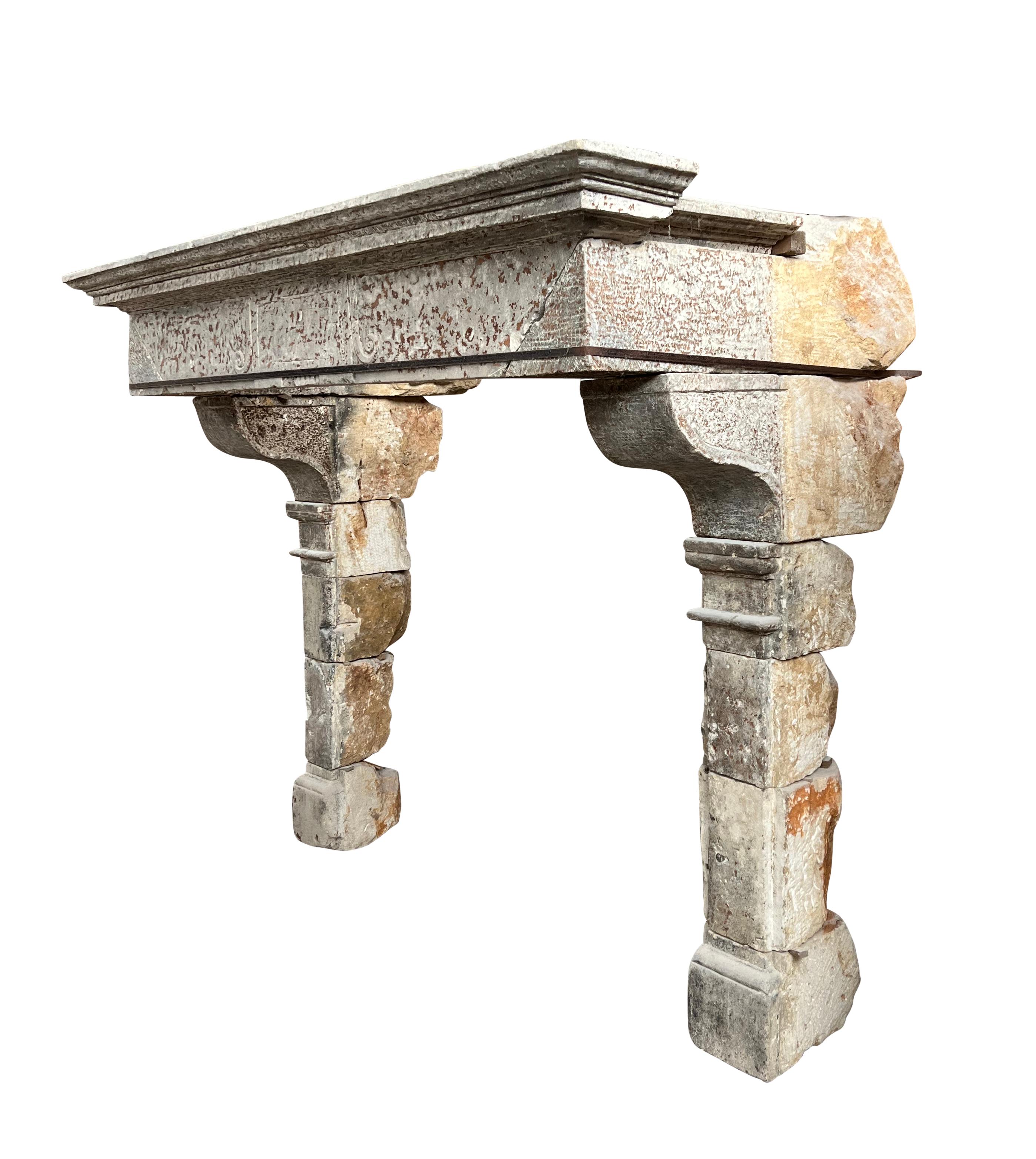 XVII secolo Grande camino rustico francese del 17° secolo in pietra calcarea antica in vendita