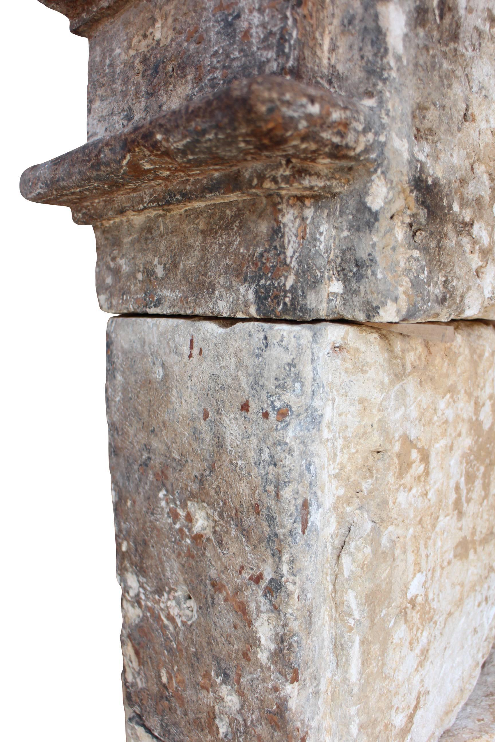 Antiker französischer rustikaler Kaminsims aus Kalkstein aus dem 17. Jahrhundert im Angebot 2