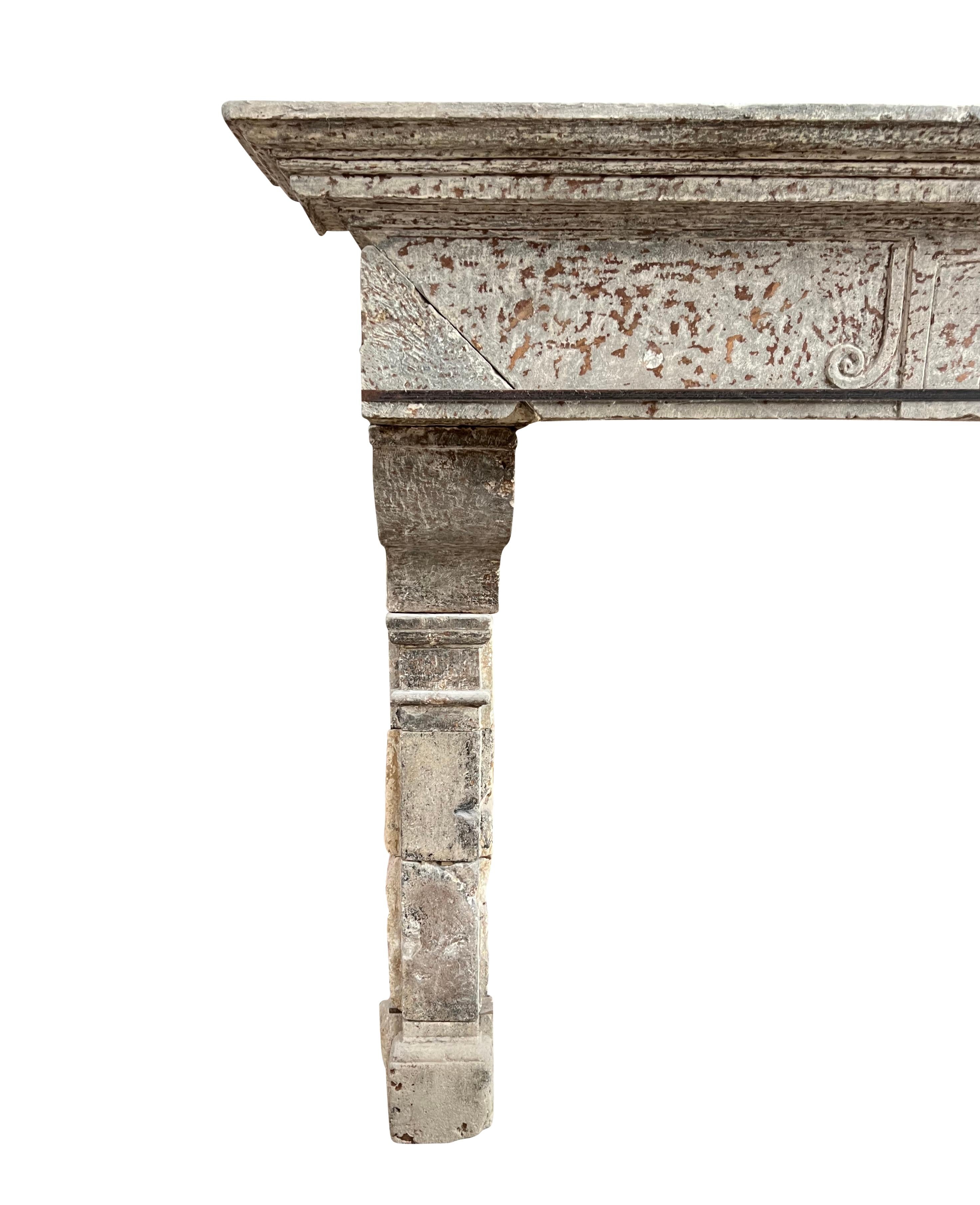 Calcare Grande camino rustico francese del 17° secolo in pietra calcarea antica in vendita