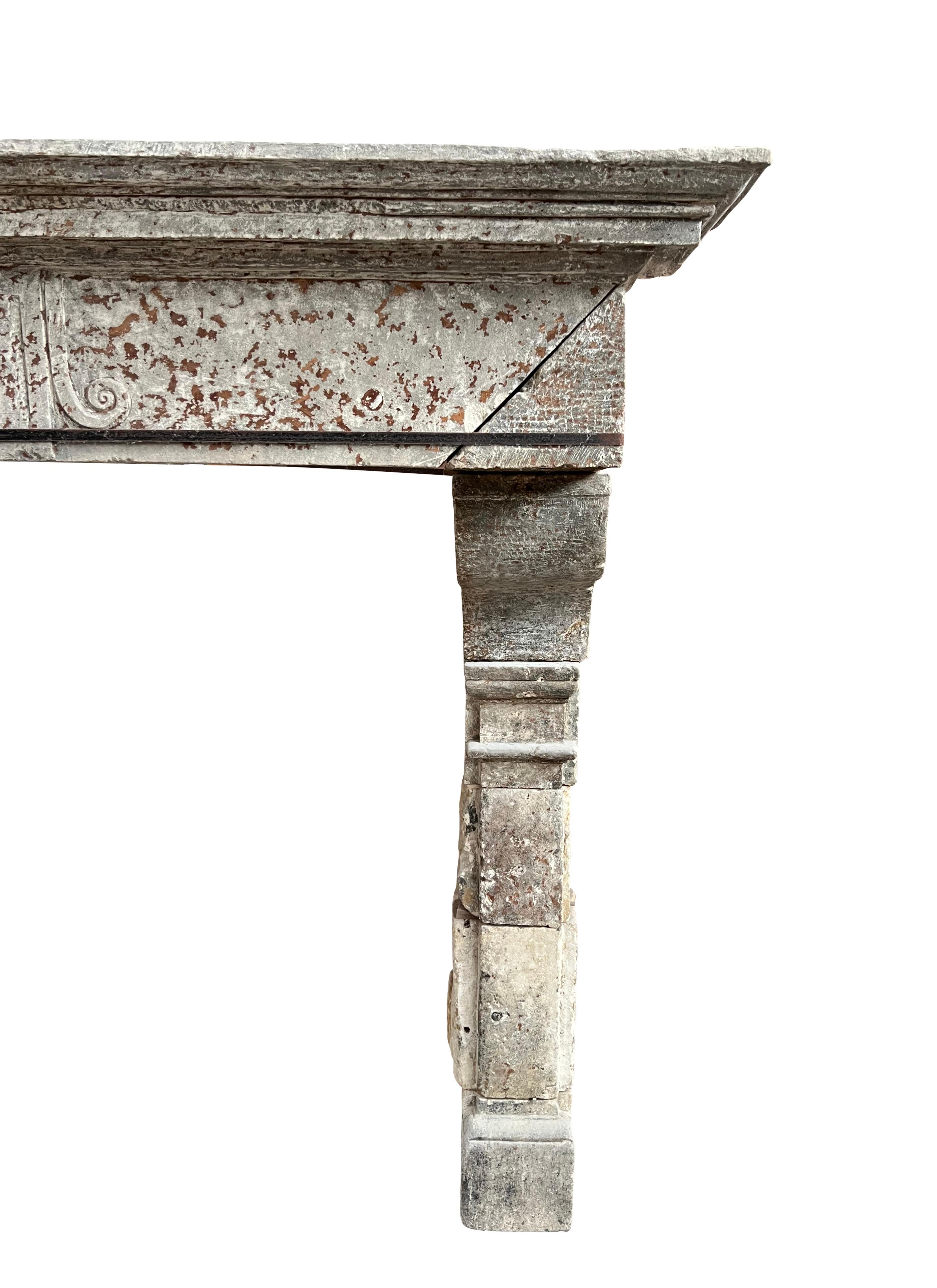 Grande camino rustico francese del 17° secolo in pietra calcarea antica in vendita 1