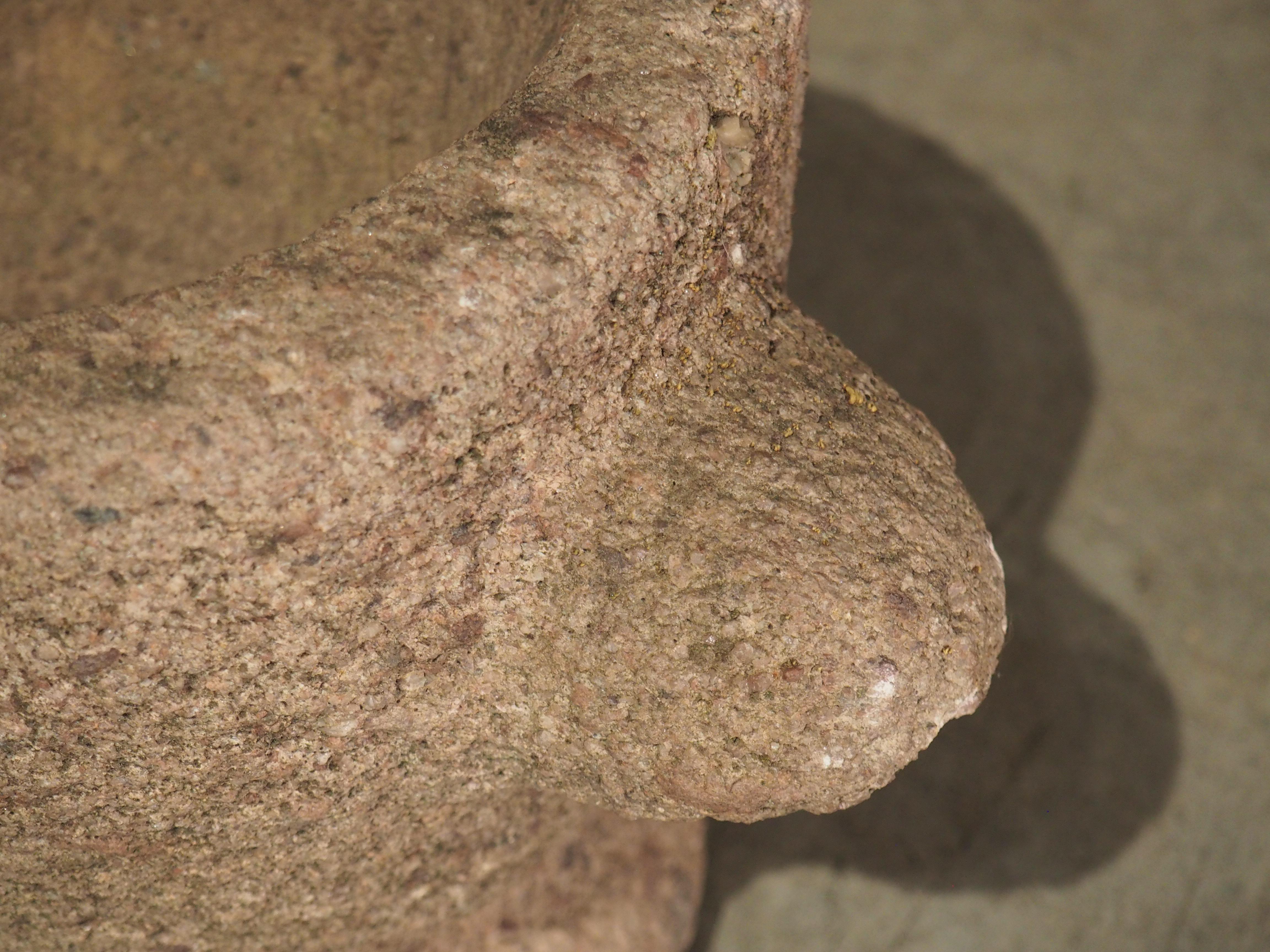 Mortero rosa de granito del siglo XVII procedente de Bretaña, Francia en venta 5