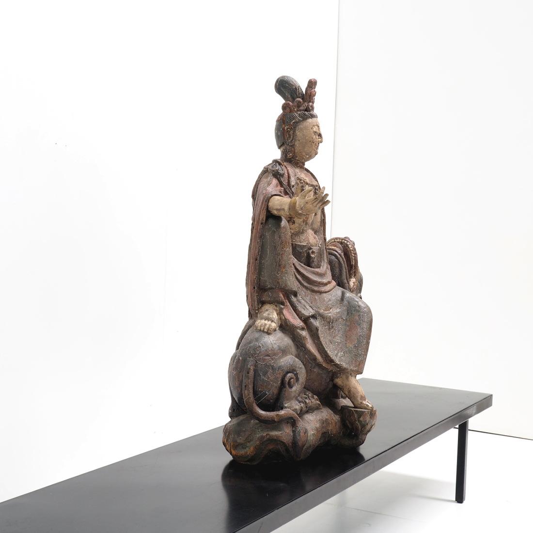 17th Century Guanyin in Polychromed Wood In Distressed Condition In Beerse, VAN