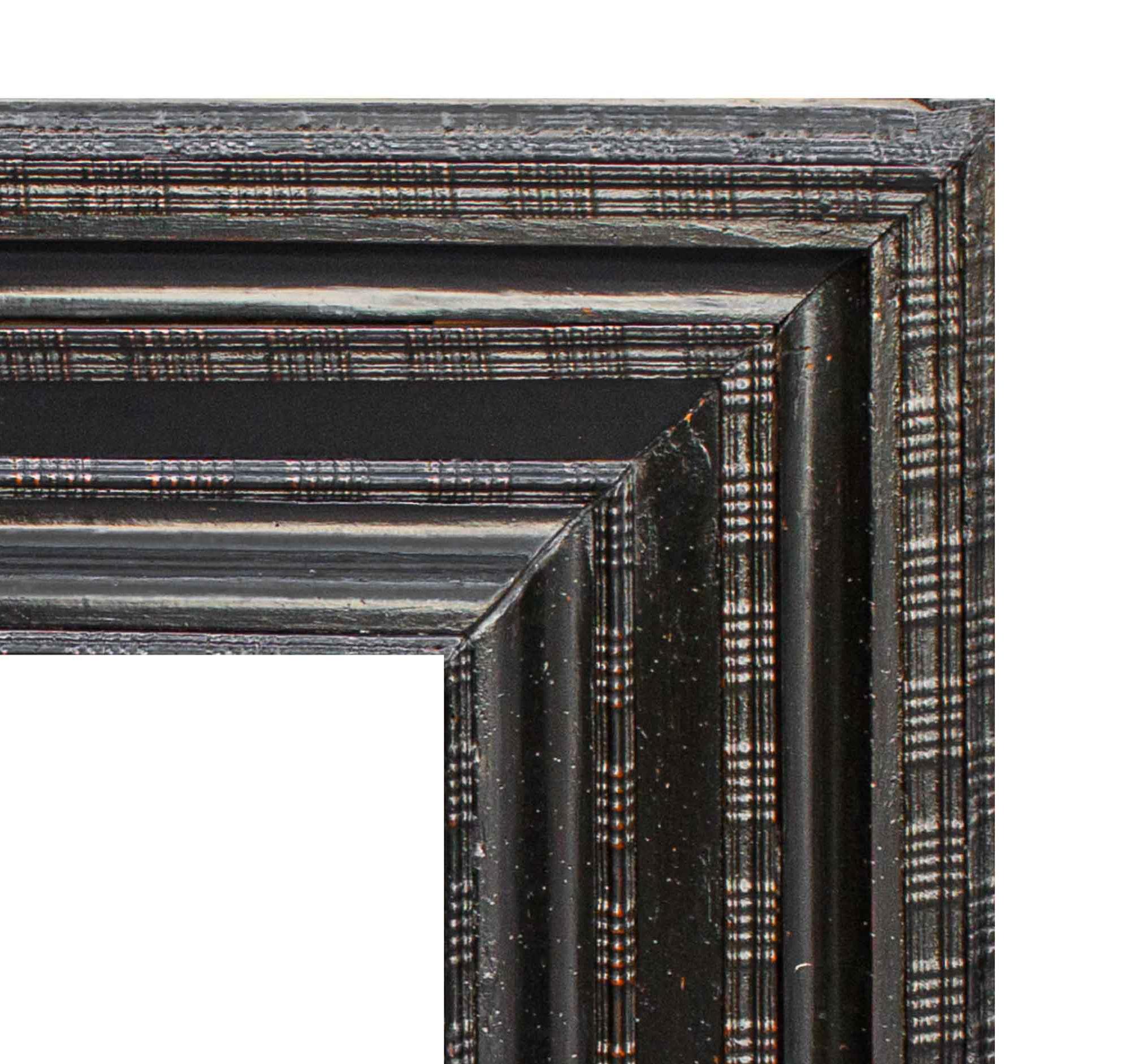 17. Jahrhundert
Guillochierter Rahmen in ebonisierter Ausführung
Holz, cm 89 x 79

Der untersuchte ebonisierte Rahmen stammt aus dem siebzehnten Jahrhundert und weist eine Guillochierung auf, deren Band wie eine Folge von glatten Schluchten