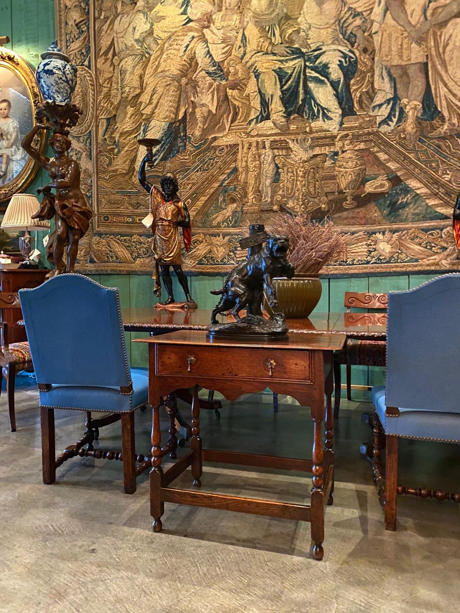 17ème siècle Hand Carved Antique Side Farm Table Desk Center Drawer Los Angeles. Table A&M en chêne clair avec tiroir central. Ces tables étaient utilisées dans le Mas et le Manoir. Elle est parfaite pour votre maison comme table d'appoint, entre