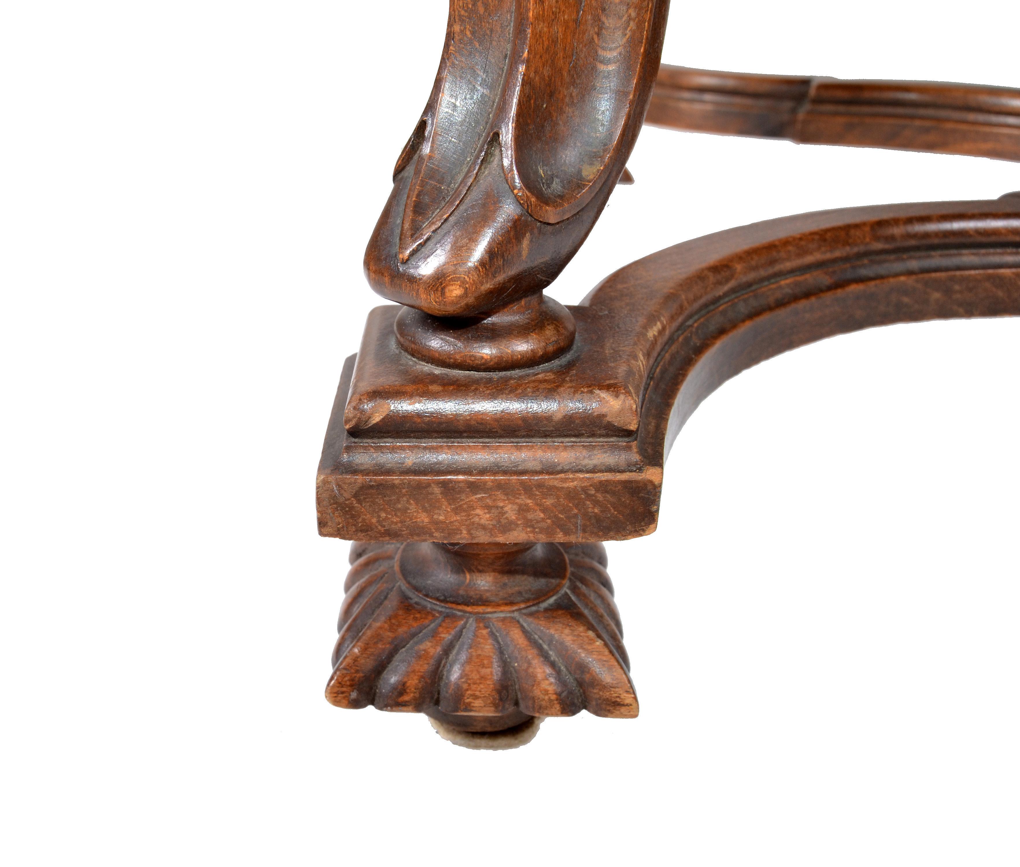 Fauteuil du 17ème siècle en bois de noyer sculpté à la main Tapisserie à l'aiguille Base en croix en vente 3