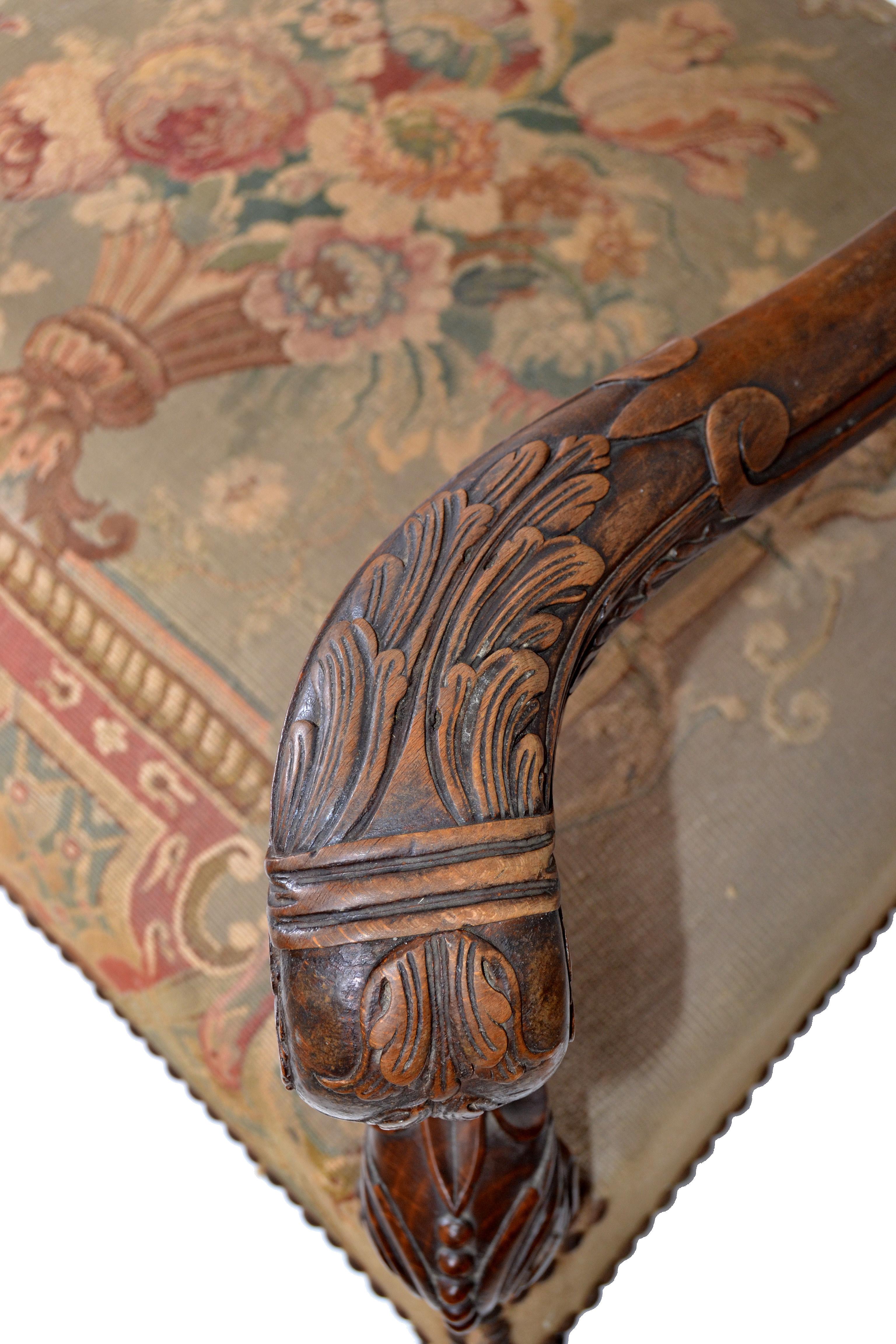 Tissu d'ameublement Fauteuil du 17ème siècle en bois de noyer sculpté à la main Tapisserie à l'aiguille Base en croix en vente
