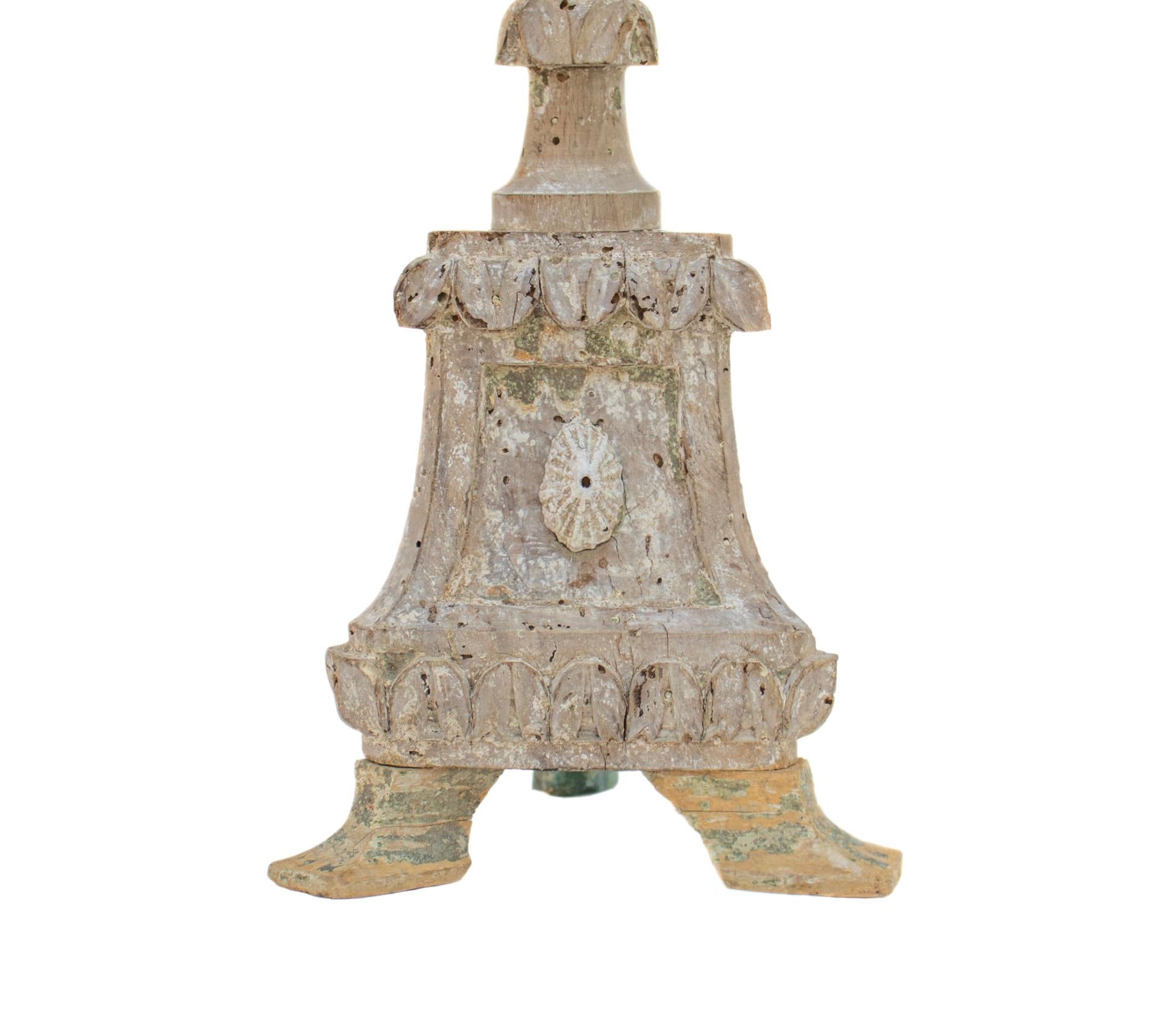 Chandelier italien du 17e siècle avec aigue-marine. Le chandelier provient d'une église de Florence. Il est sculpté et peint à la main, avec des nuances de vert pâle. L'aigue-marine en matrice est montée sur le dessus et se coordonne parfaitement