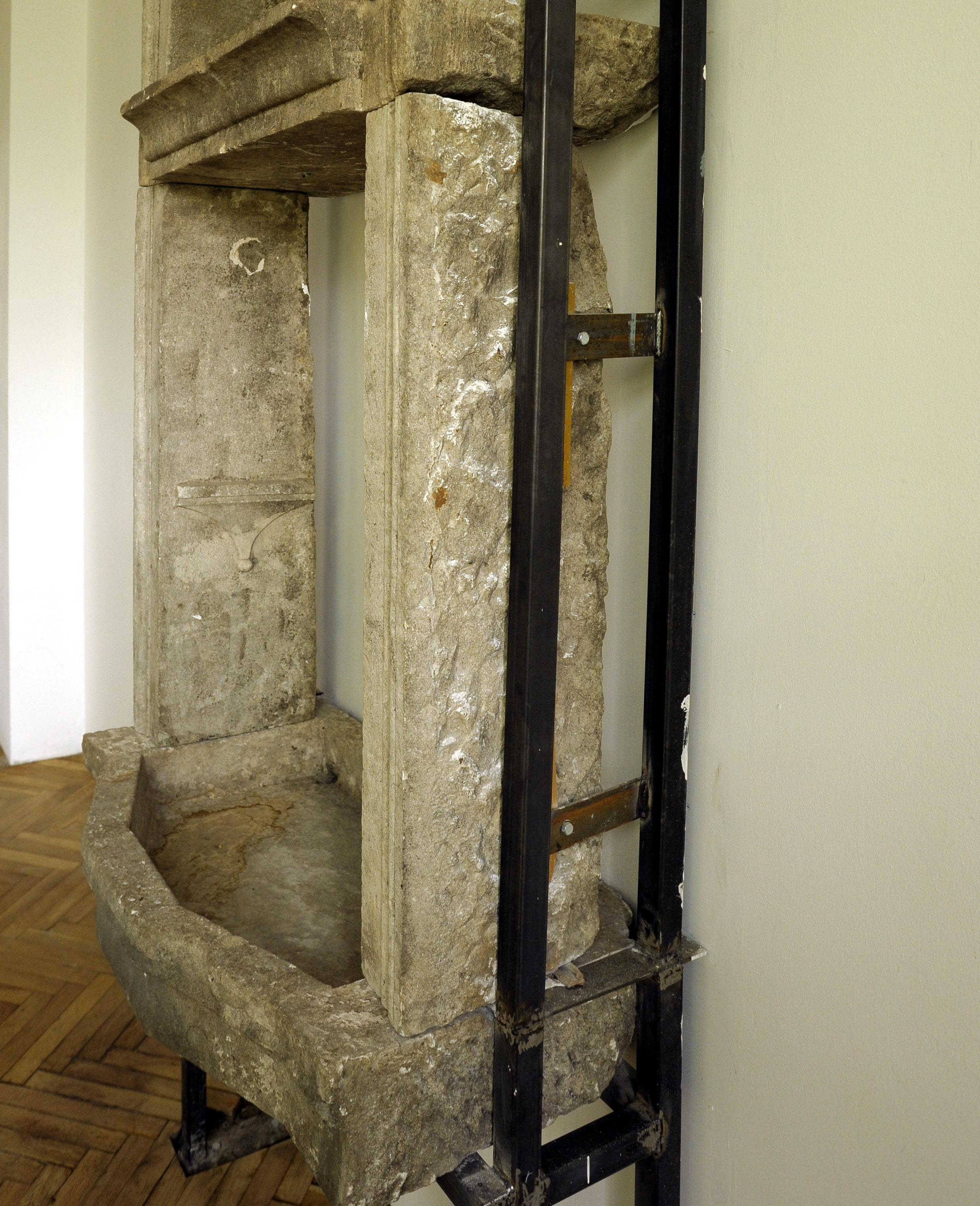 17th Century Handcrafted Limestone Italian Renaissance Sink For Sale 6