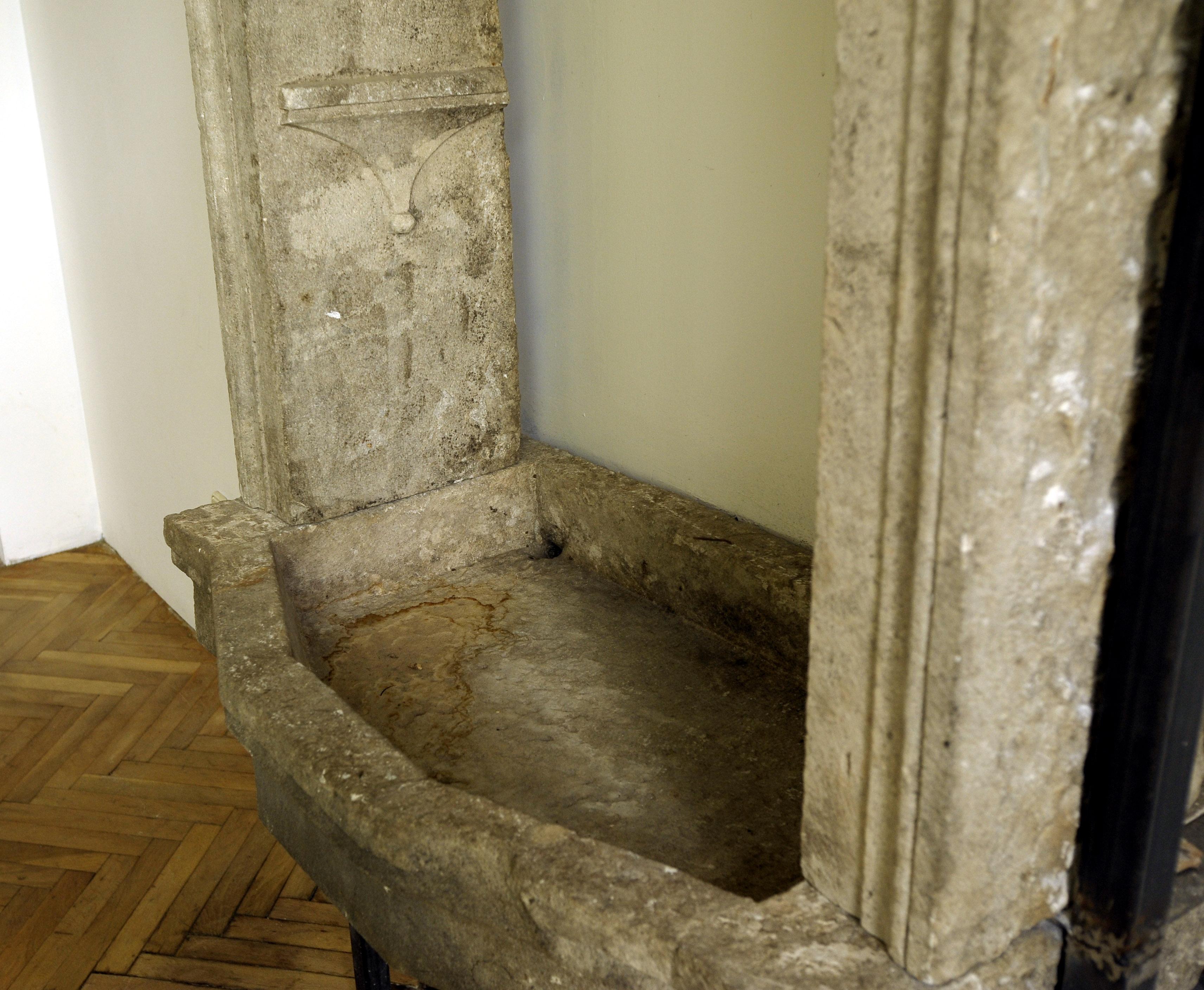17th Century Handcrafted Limestone Italian Renaissance Sink For Sale 7