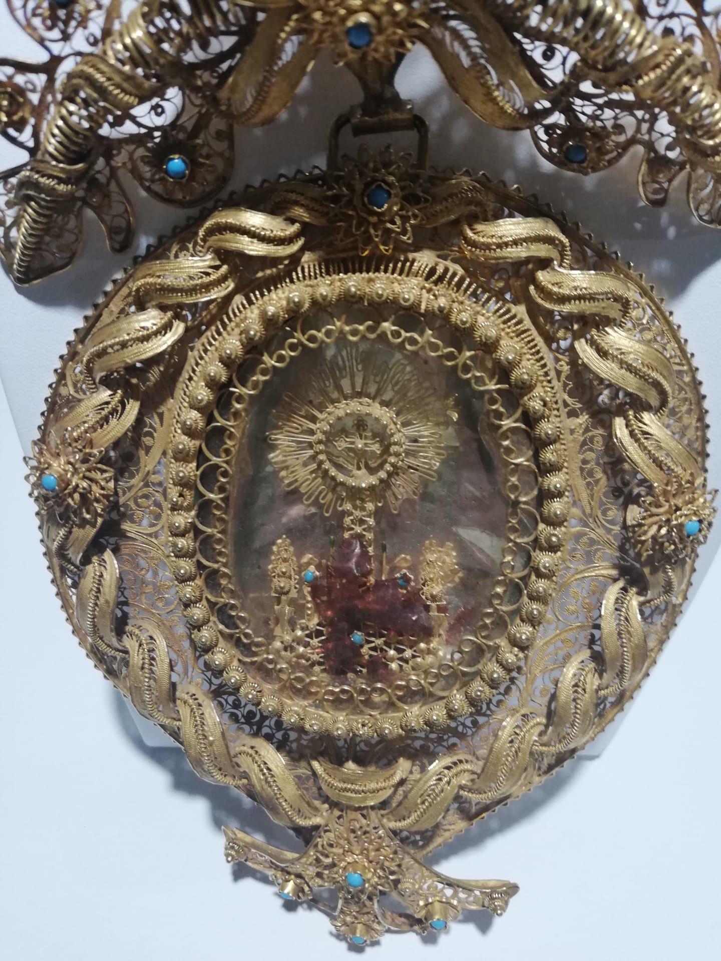 17th Century Filigree Handmade 20.5 Karat Gold Reliquary Medallion 2